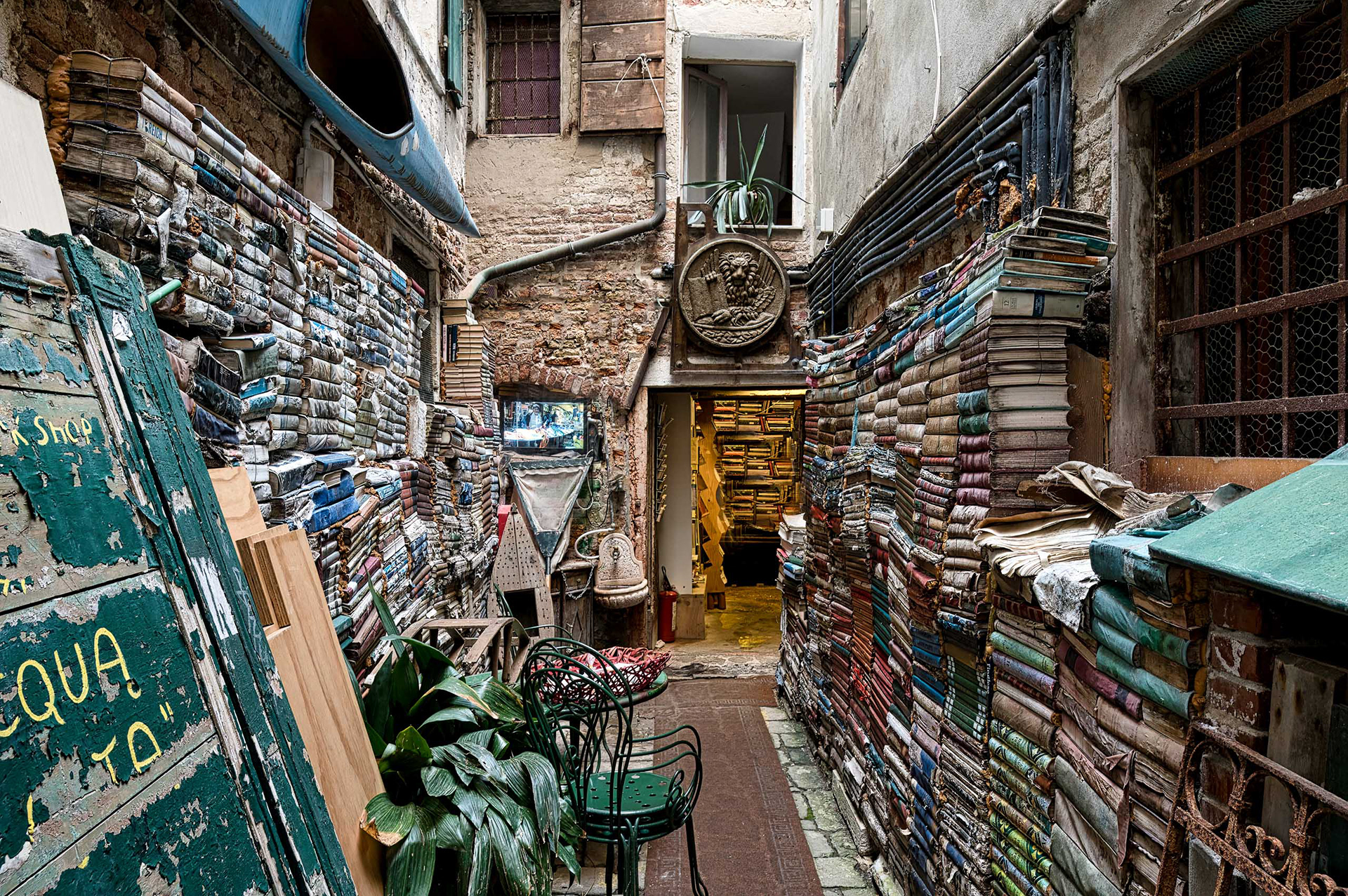 Cour de la Libreria Acqua Alta à Venise, murs de livres empilés
