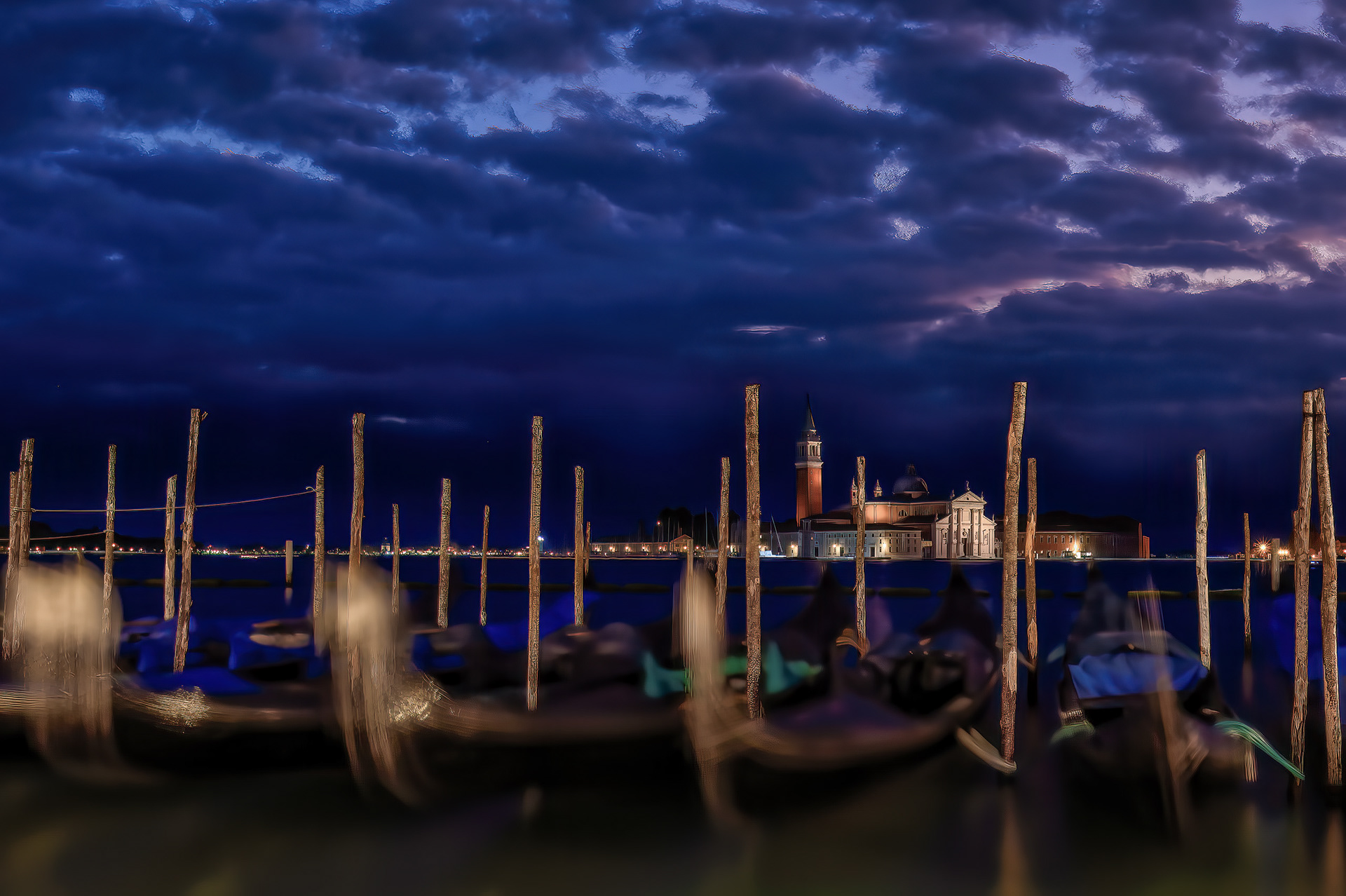 Gondoles amarrées à l'heure bleue devant San Giorgio Maggiore, Venise, pose longue