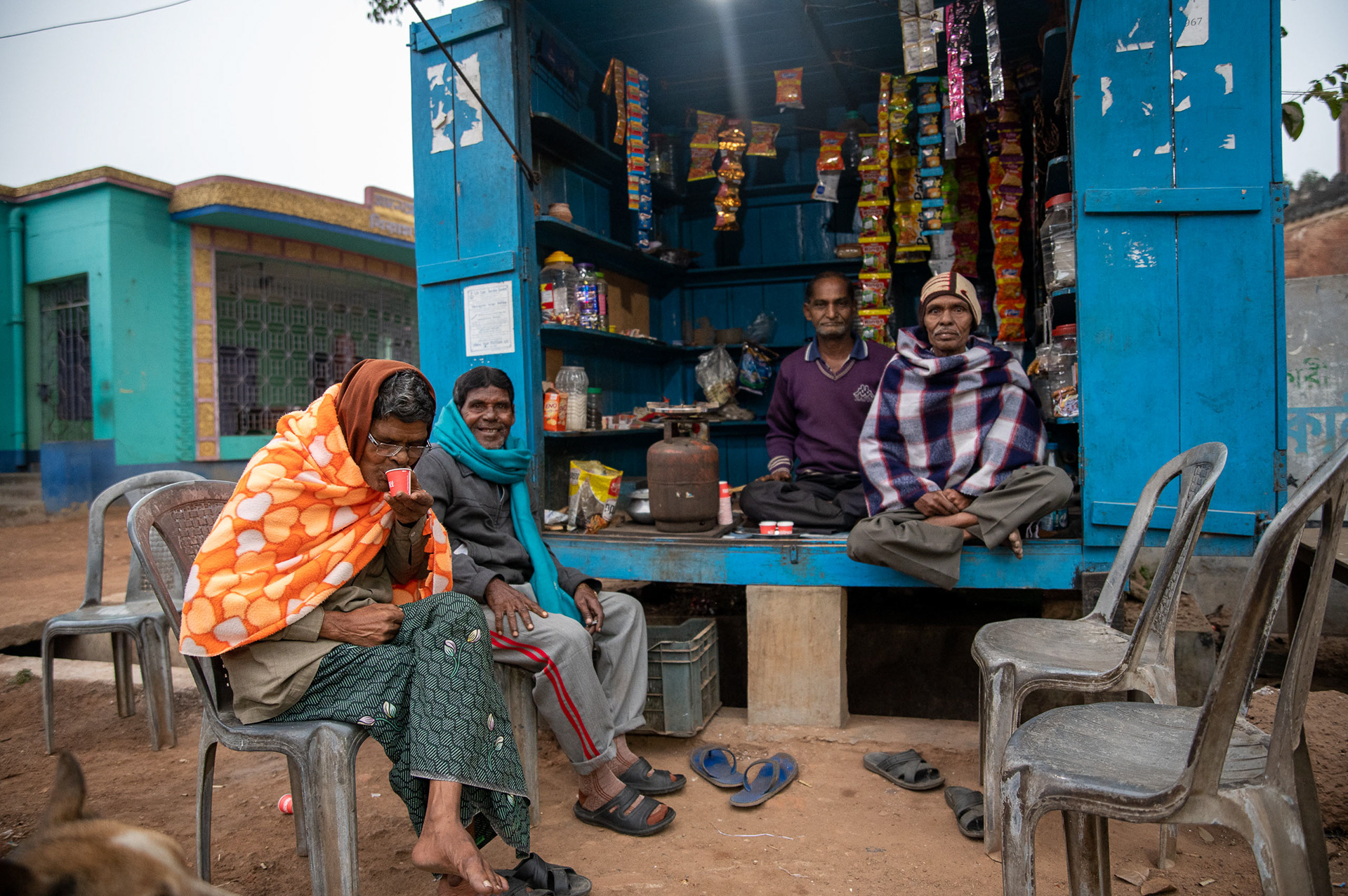 Clients attablés devant une échoppe de thé à Bishnupur, au Bengale-Occidental, Inde