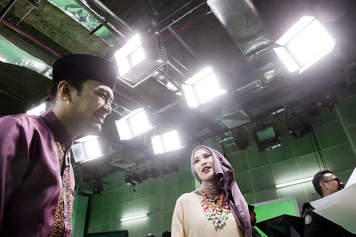 Zaskia Mecca jokes with a colleague before the start of a tv programme at Transmedia headquarter, Jakarta.   The actress took part in one of the most famous and successful movies in the history of Indonesia, Ayat-Ayat Cinta, directed by her husband Hanung Bramantyo. Released in 2008, the melodrama, who target audience on controversial issue such as sexuality and polygamy, surpassed Titanic by attracting 3.6 million viewers in only 40 days.