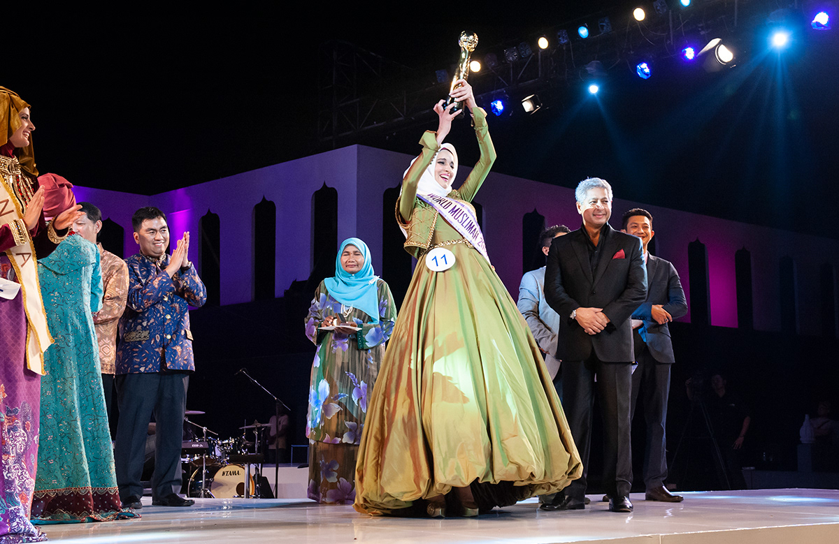 Winner of the World Muslim Awards showing the trophy during the Grand Final, Prambanan, Yogykarta. Held in Indonesia since 2011, the contest was first only open to Indonesians, and then opened up to international entrants.