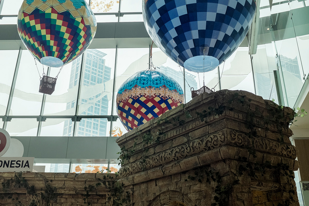 Ramadan decorations at Thamrin shopping centre, Jakarta Urban middle-class people flock to the shopping malls around the city during the month of Ramadan to check out and buy trending Eid fashions and accessories.