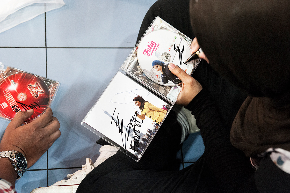  Singer Fatin Shidgia Lubis signs CDs for fans, MNC TV Studios, Jakarta Timur.