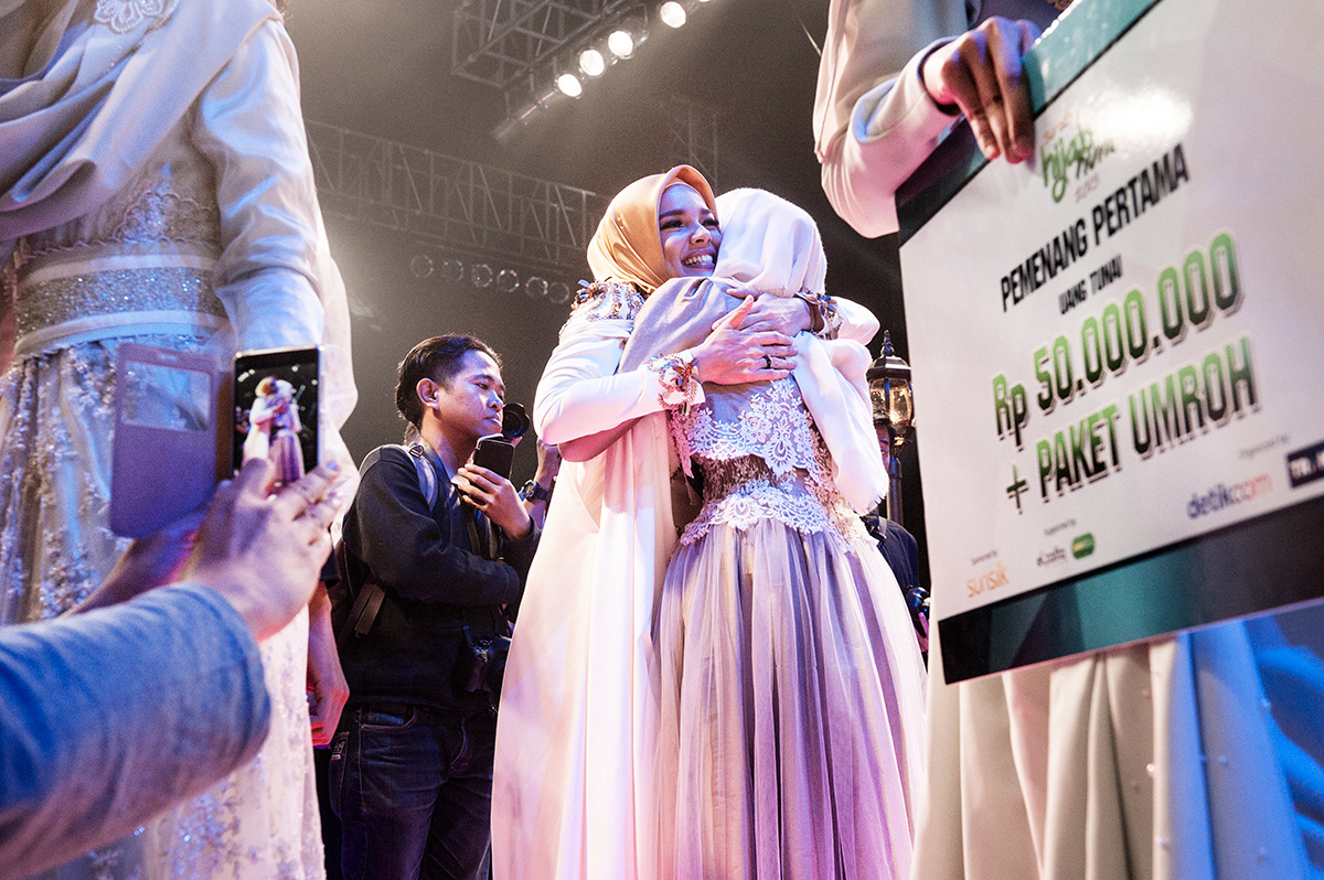 Actress Dewi Sandra greets one of the participants of the tv programme “Hijaab Hunt”.