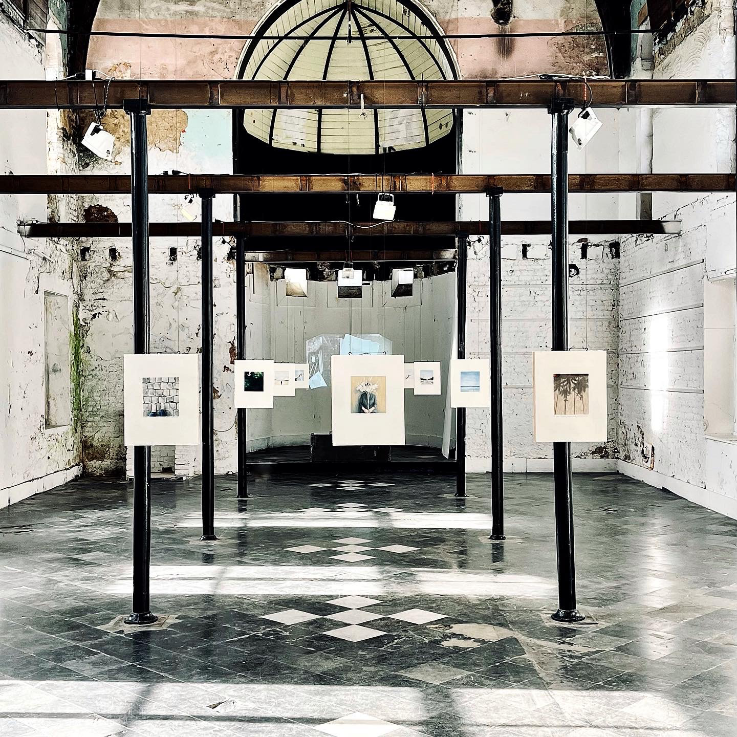 Installation view 'Soms, als je goed kijkt' 2022