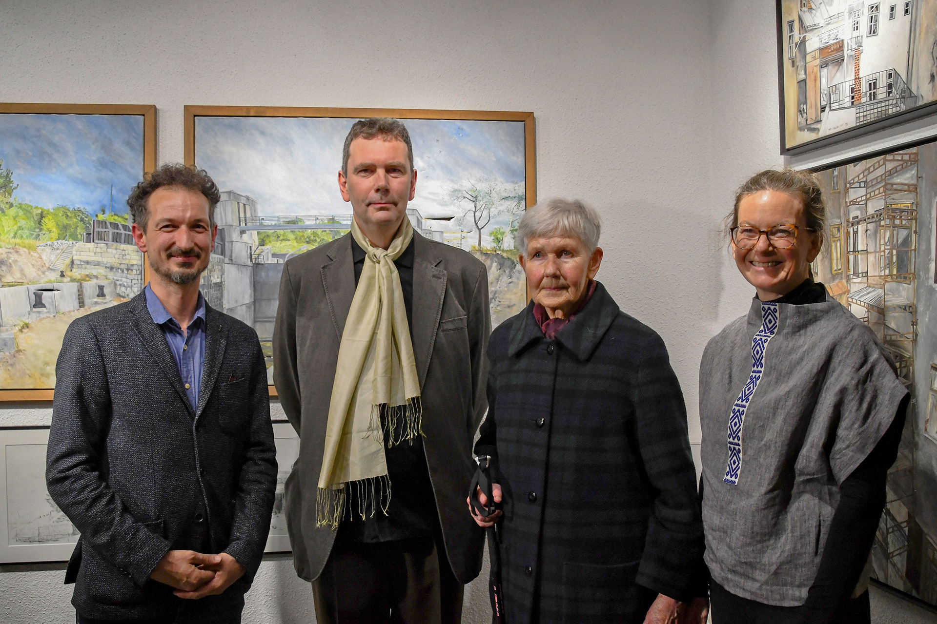 Bei der Vernissage am 19. Oktober 2025: Galerist Joseph Hofmarcher, Künstler Stefan Malicky, Gudrun Malicky, Laudatorin Christa Jagersberger-Stängl. Foto: Josef Hofmarcher 