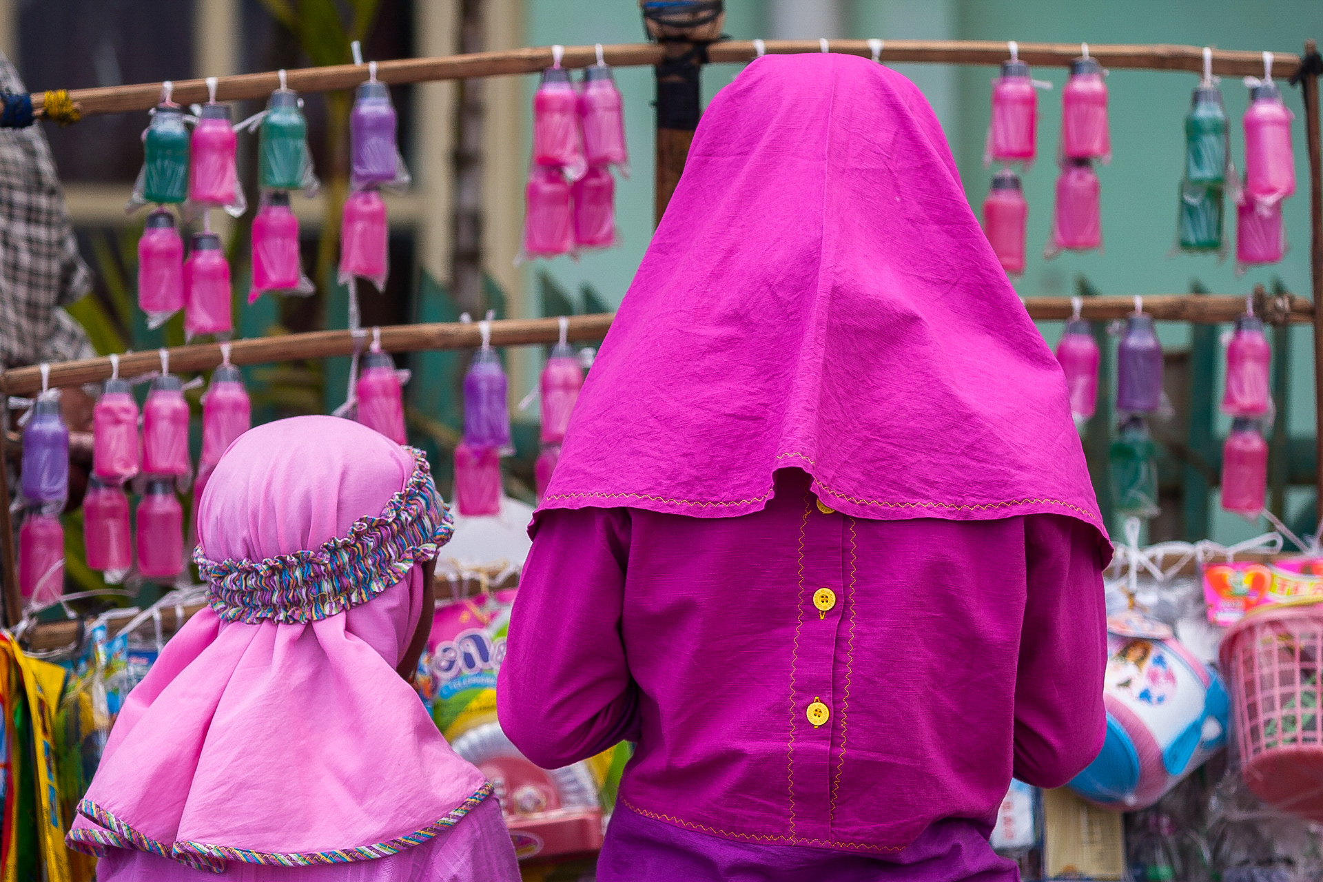 Pink muslim girls, Java Central