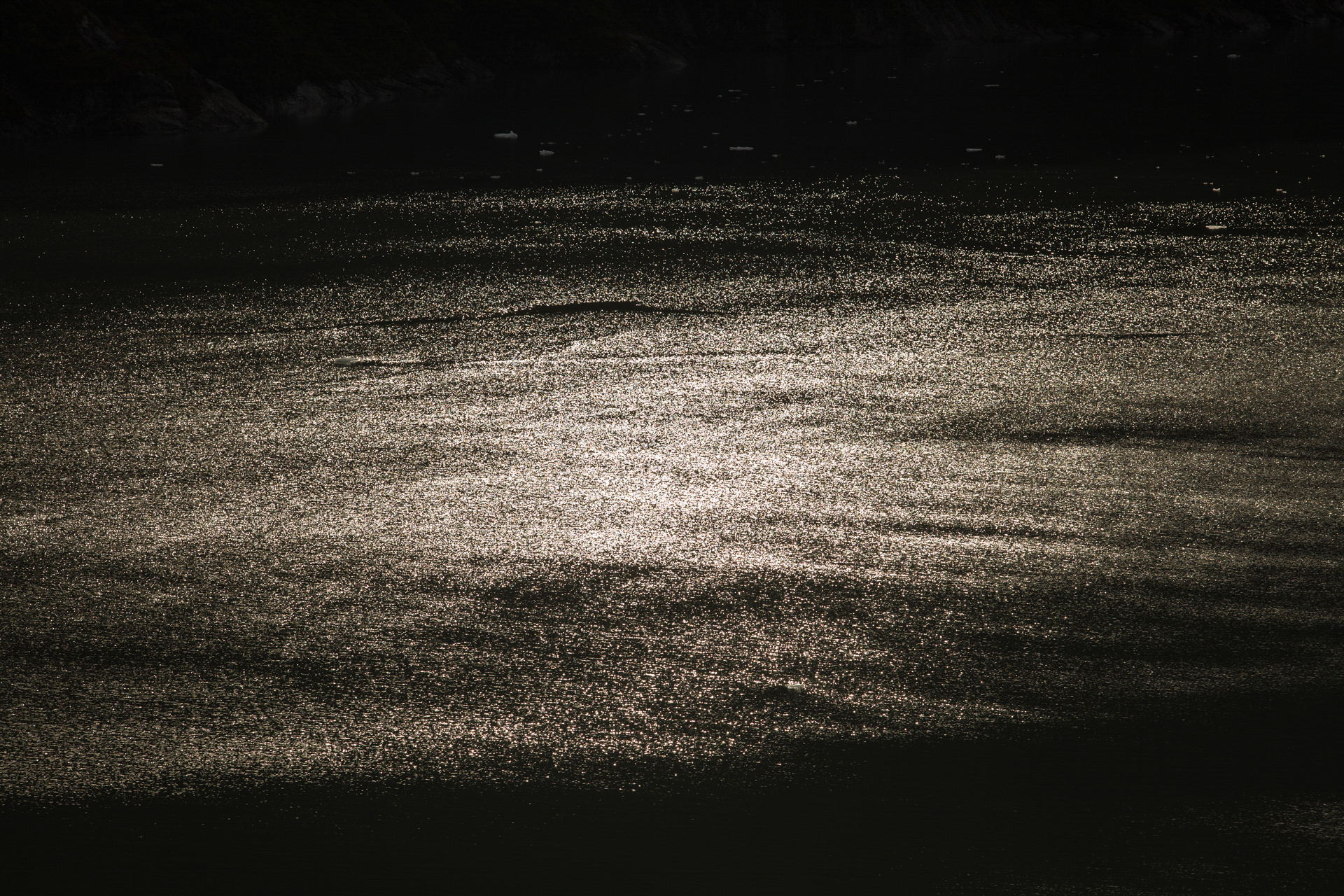 Reflexo do céu no canal de Beagle, Terra do Fogo, Chile