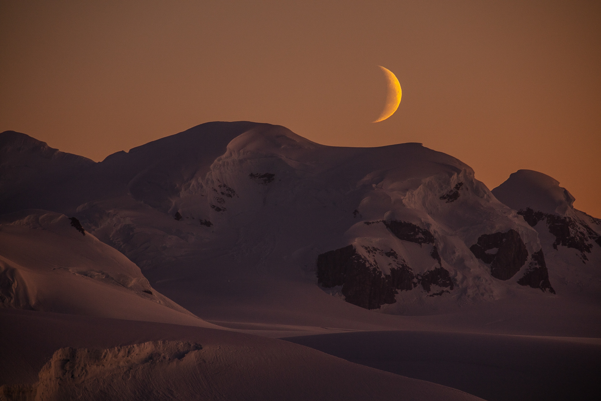 A lua cresce no círculo polar antártico