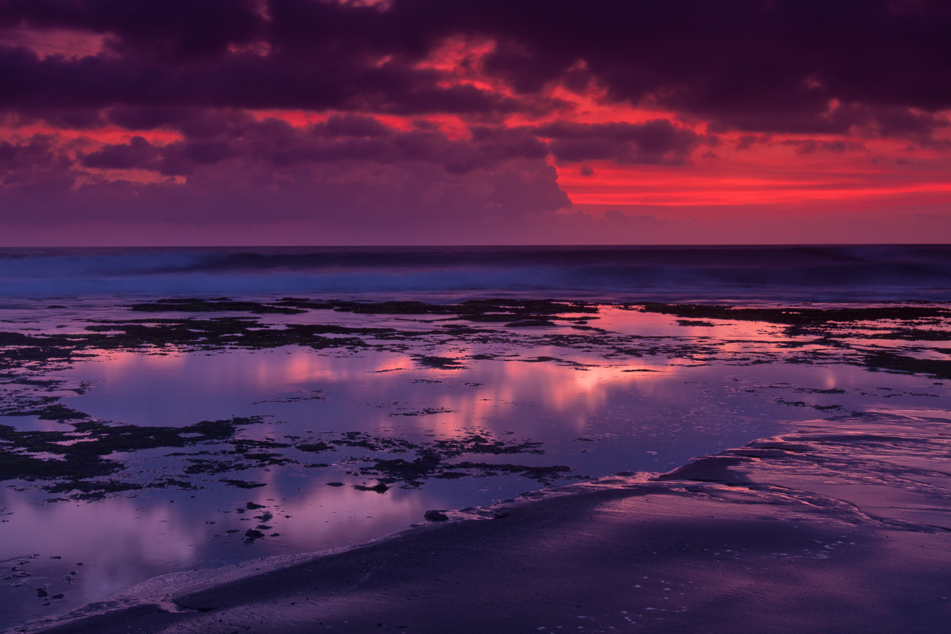 Fim do dia na praia de Canggu, Bali, Indonésia