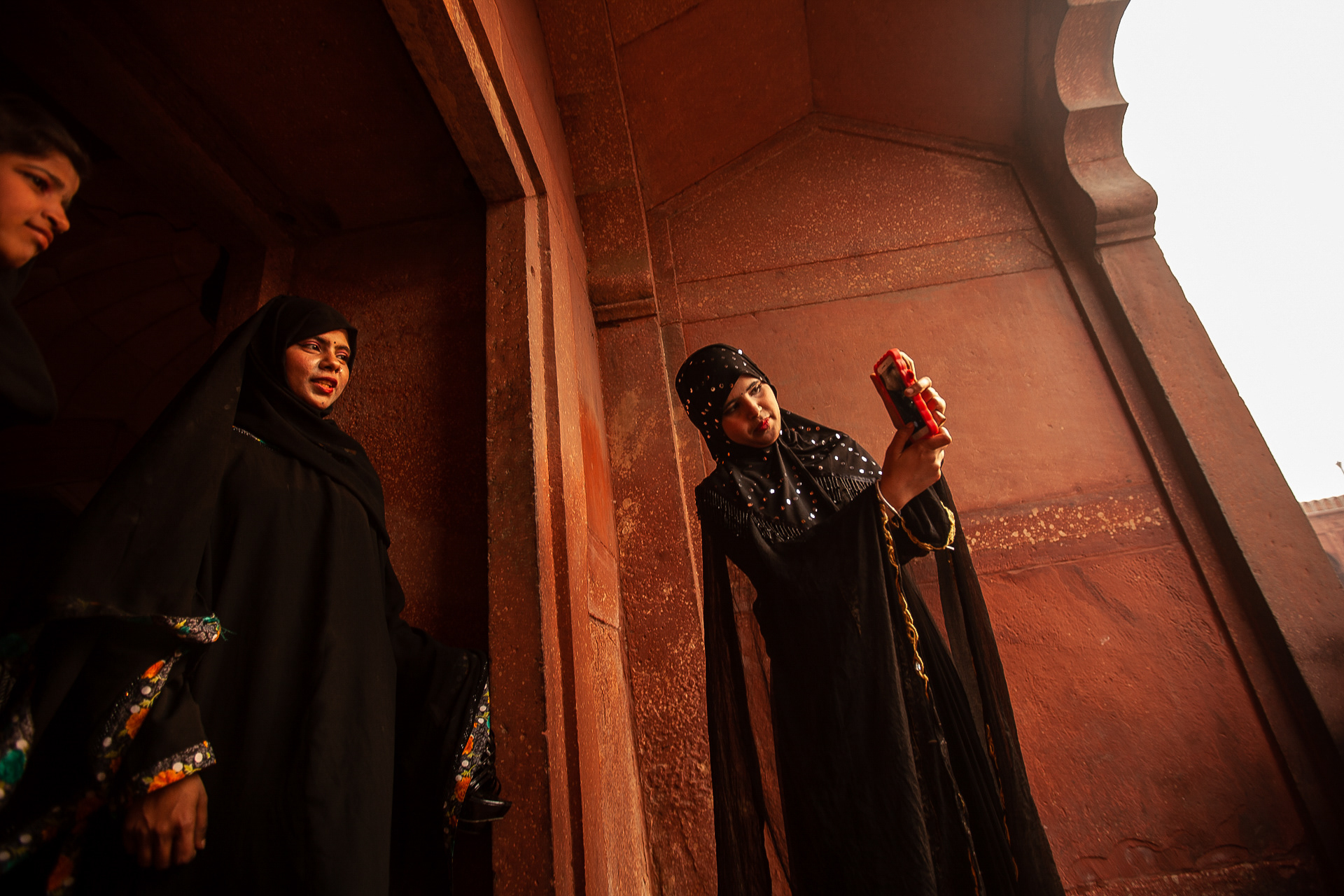 Muslim cellphone girls, Jamal Masjid, India