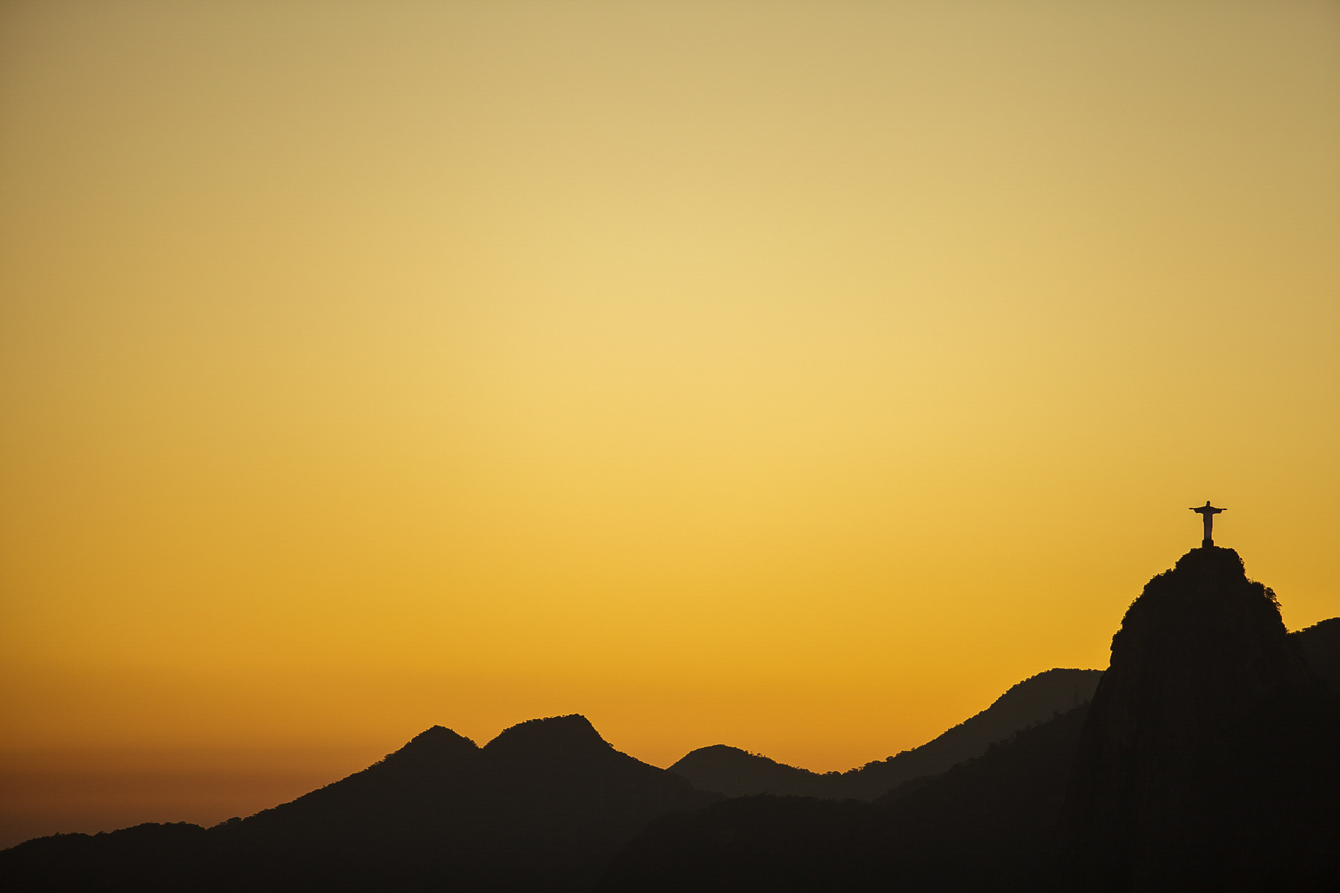 Céu amarelo sob o Cristo Redentor, Rio de Janeiro