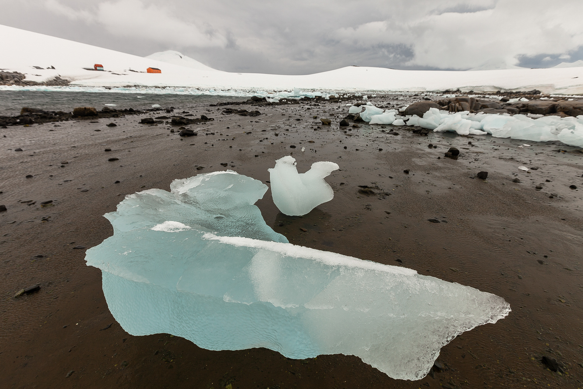 Maré baixa na baía Dorian, Antártica