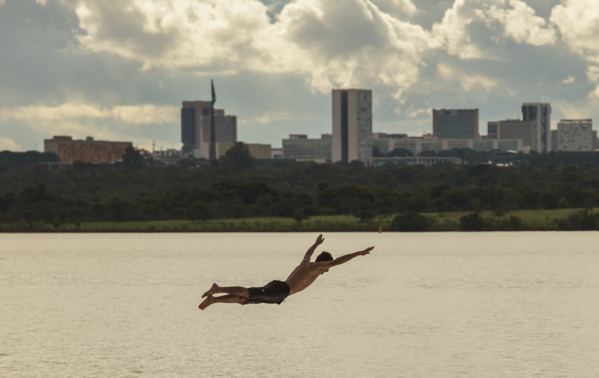 Voando sobre o lago Paranoá, Brasília