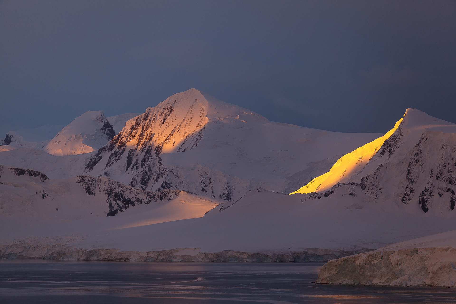 The last sunshine on the ice slopes, Antártica