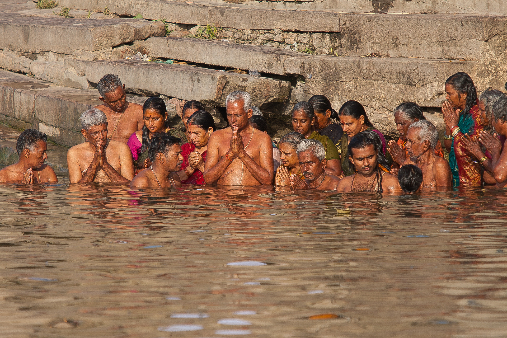 Rezando em águas sagradas, Índia