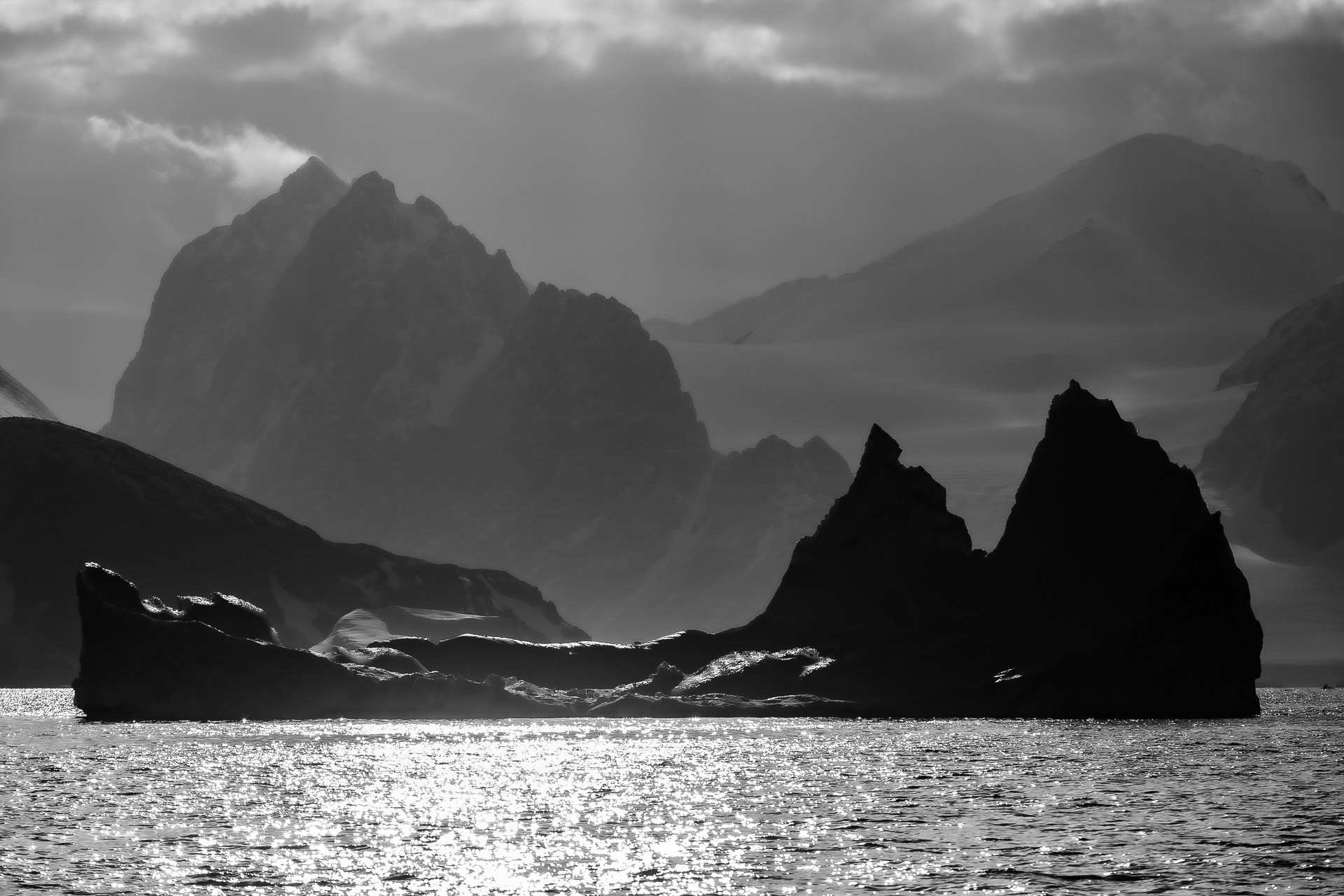 As pirâmides negras do círculo polar antártico