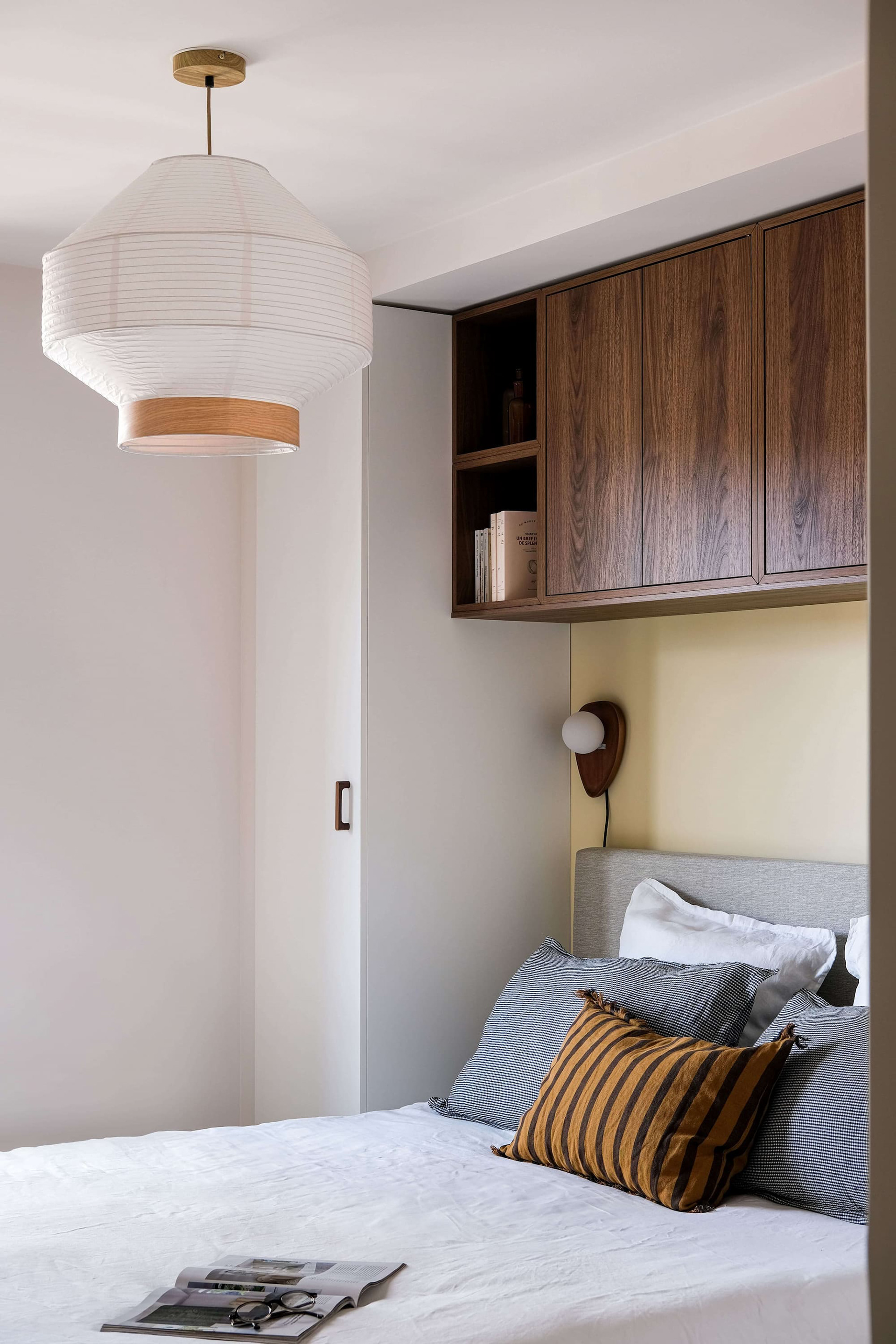 Optimiser les rangements dans une chambre