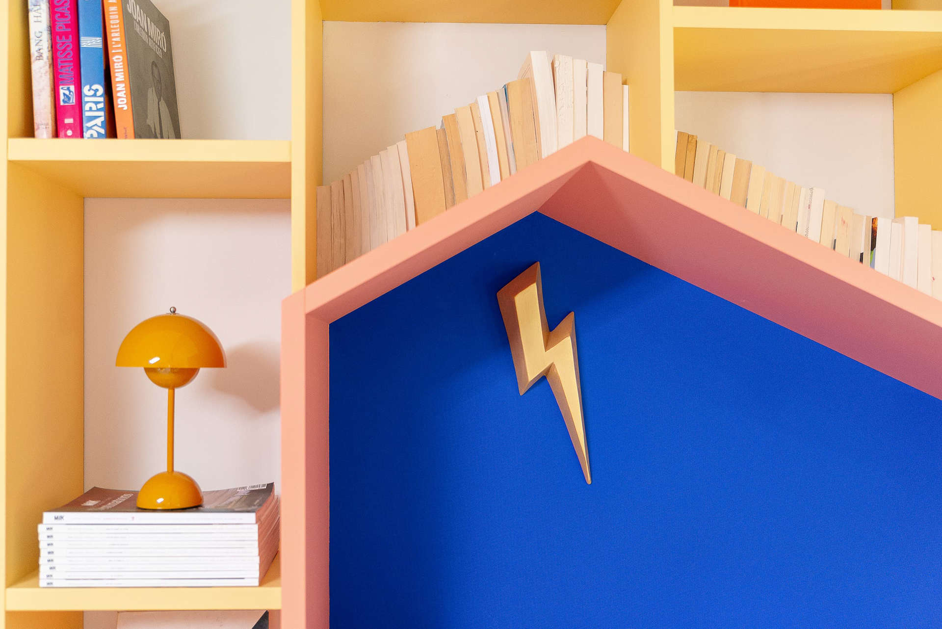 Bibliothèque et bureau à la maison