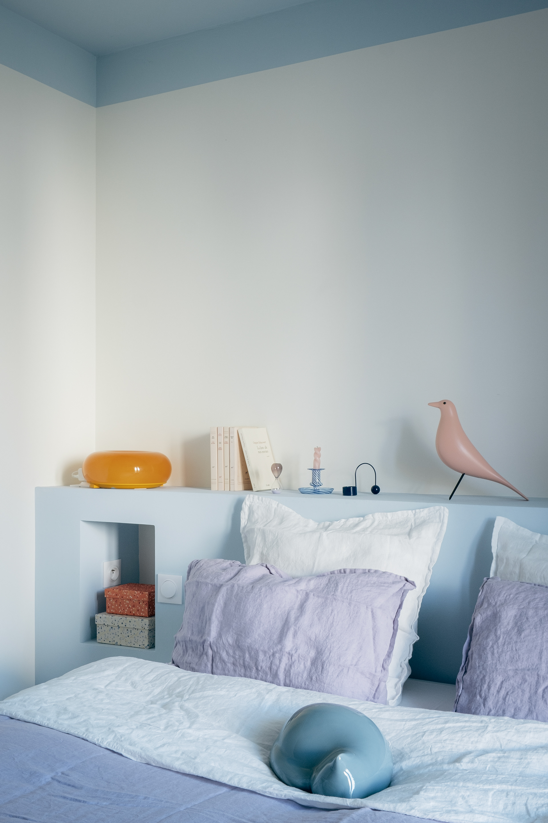 La chambre parentale // Oiseau et chat Eames chez Arrivetz Lyon, bougeoir et sablier Hay