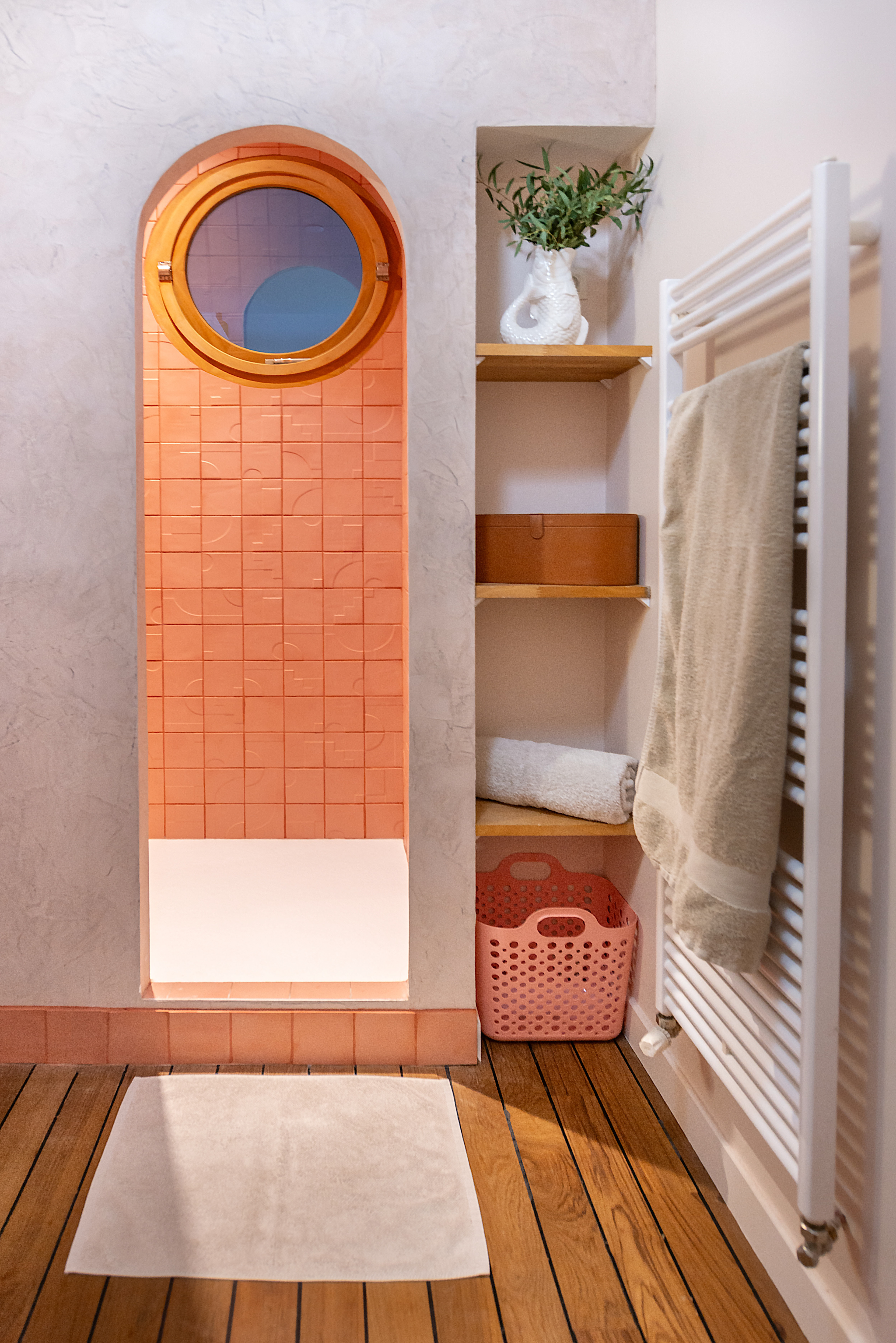 Dans la salle de bains, la faïence reprend les codes des escaliers et arches typiques, en écho à l’ouverture qui donne accès à la douche, offrant un espace à la fois fonctionnel et si agréable visuellement.