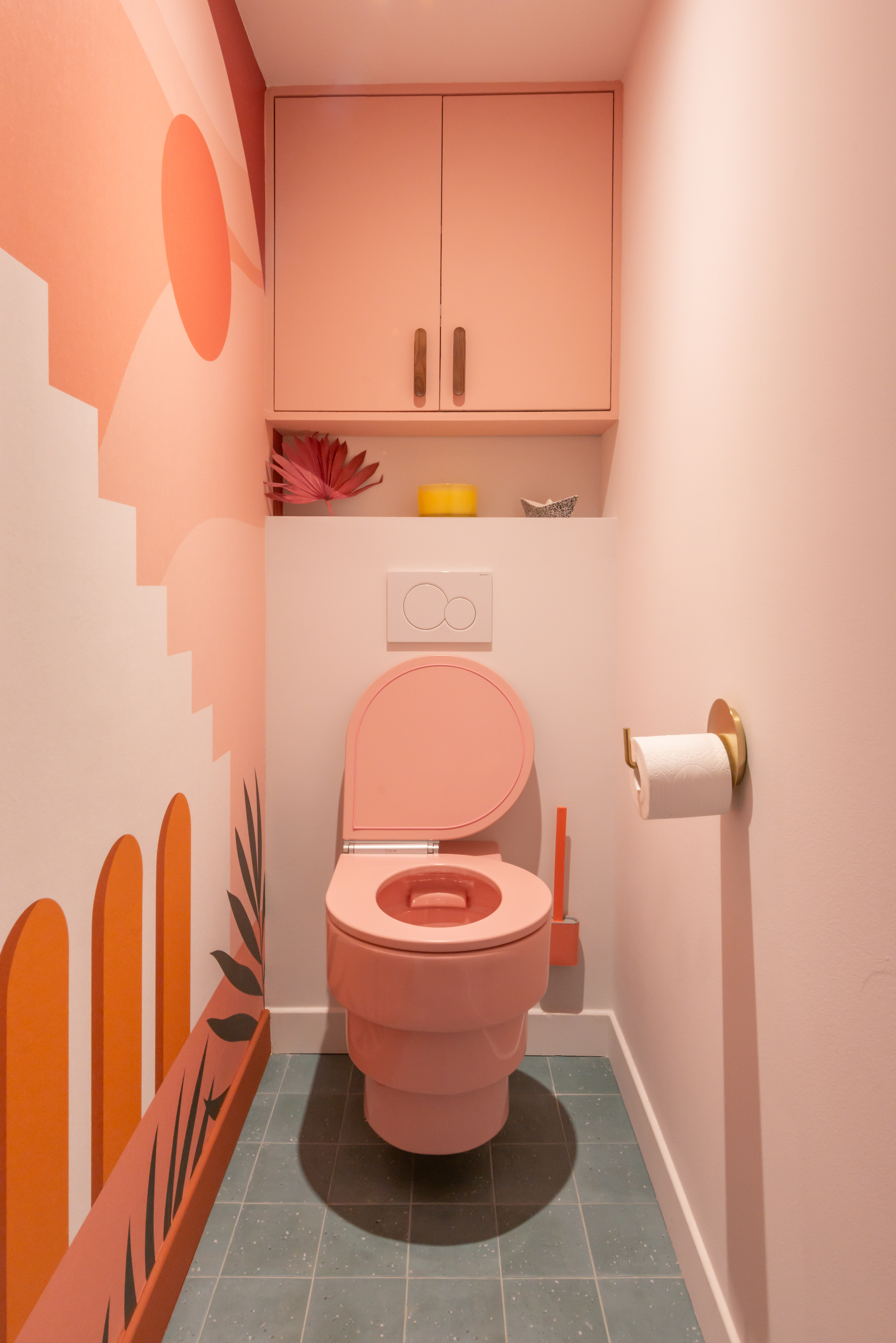 Les toilettes ont été pensées comme une véritable invitation au voyage avec leur papier peint aux motifs méditerranéens et leur WC Trône assorti et si design.