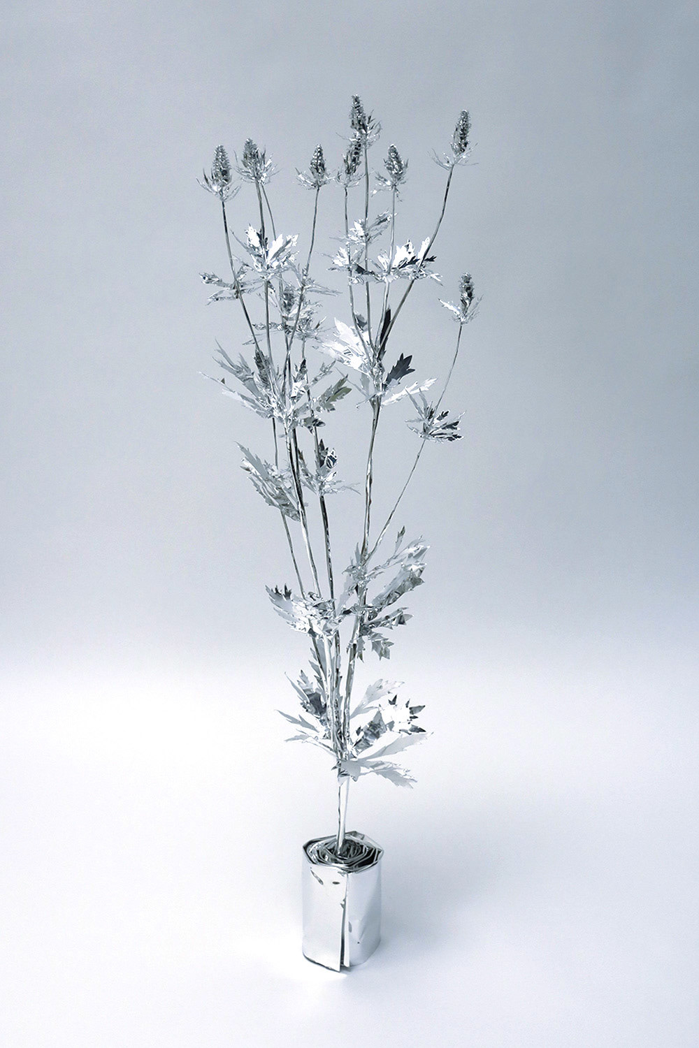 The Aluminum Garden -Structural Studies of Plants-Thistle   Year: 2021 Size: 97x25x25/(h)x(w)x(d)cm Material: Aluminium foil 0.2mm (Mirror polished surface) 