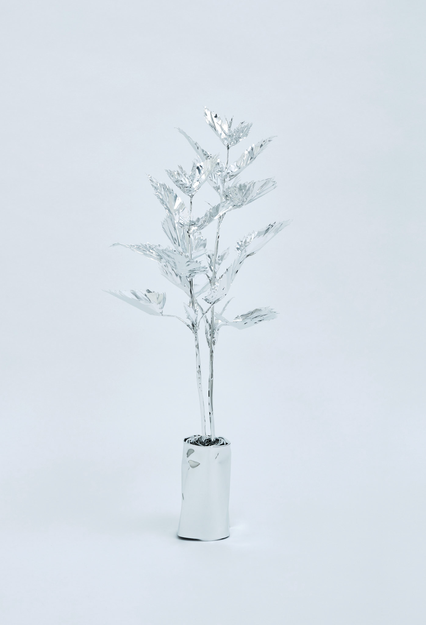The Aluminum Garden -Structural Studies of Plants- Nettle Year: 2020 Size: 60x25x25/(h)x(w)x(d)cm Material: Aluminium foil 0.2mm (Mirror polished surface) Photo by Shinji Minegishi