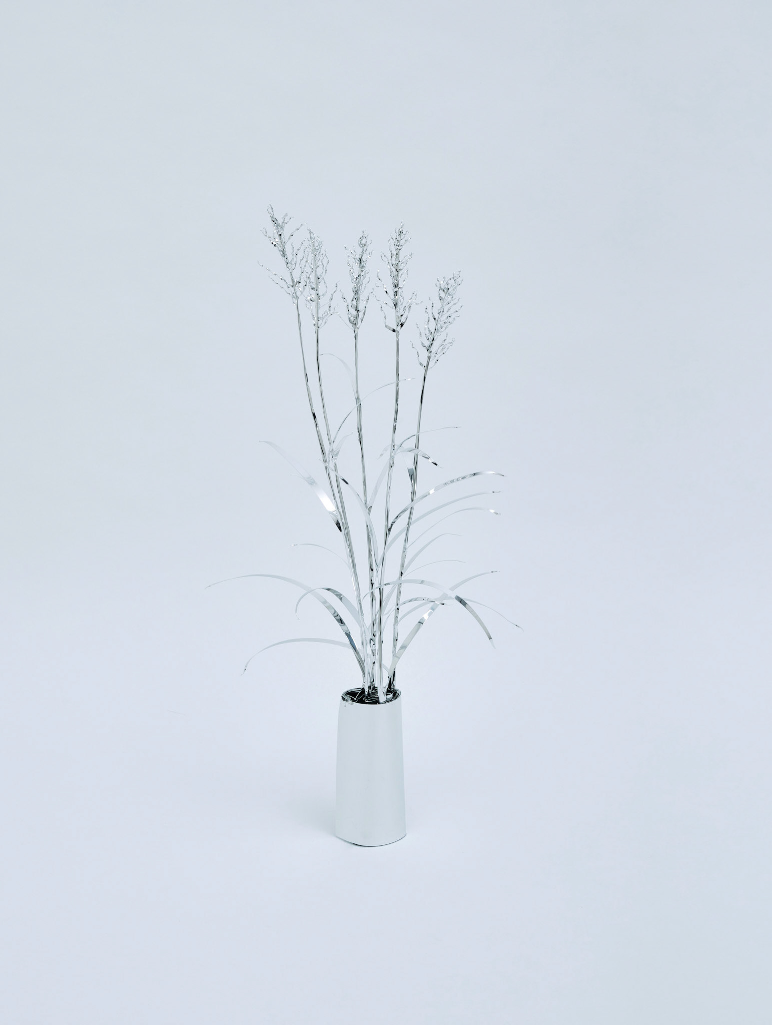 The Aluminum Garden -Structural Studies of Plants- Silver Hairgrass Year: 2020 Size: 55x15x15/(h)x(w)x(d)cm Material: Aluminium foil 0.2mm (Mirror polished surface) Photo by Shinji Minegishi