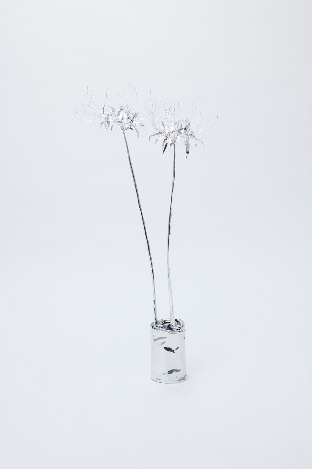 TITLE: The Aluminium Garden -Structural Studies of Plant- Spider Lily MATERIAL: Aluminium foil 0.2mm ◻️1000EUR(+TAX) Size: 65(h)x30x30cm