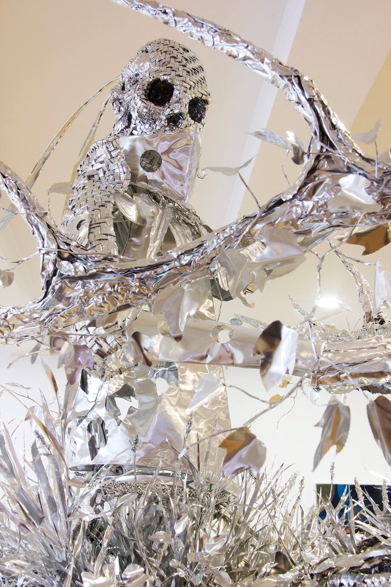 Title: Anonymous relatives -gardener-, Year:2013, Material:Aluminum foil, Size:260x140x 270(h)cm, Photo by Shinji Minegishi
