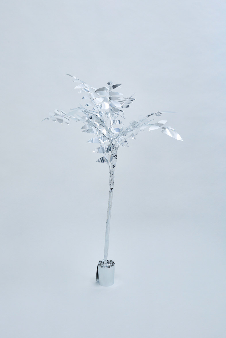 The Aluminum Garden -Structural Studies of Plants- Aralia  Year: 2020 Size: 120-130x60x60 /(h)x(w)x(d)cm Material: Aluminium foil 0.2mm (Mirror polished surface) Photo by Shinji Minegishi