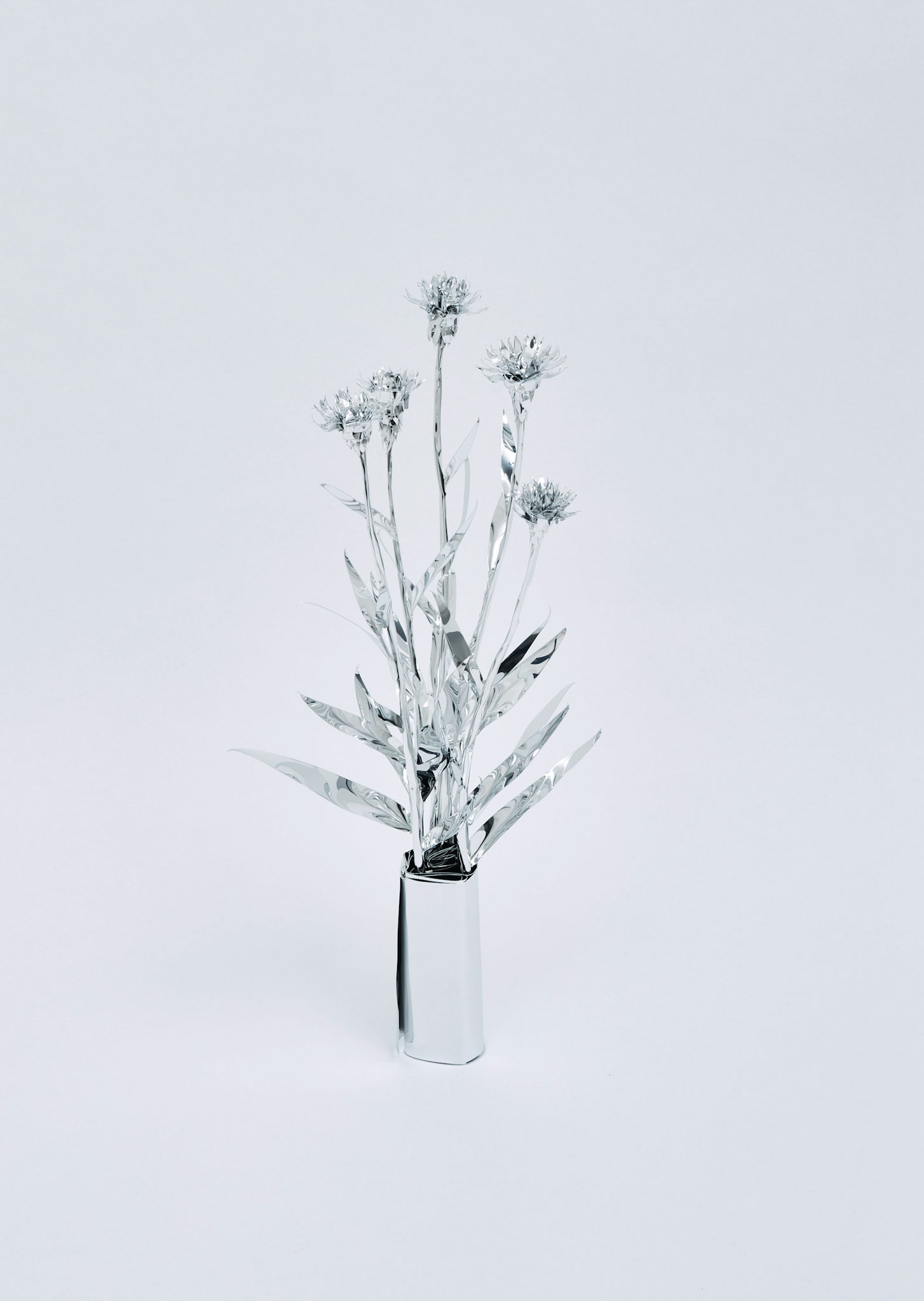 The Aluminum Garden -Structural Studies of Plants- Corn Flower Year: 2020 Size: 50x18x18/(h)x(w)x(d)cm Material: Aluminium foil 0.2mm (Mirror polished surface) Photo by Shinji Minegishi