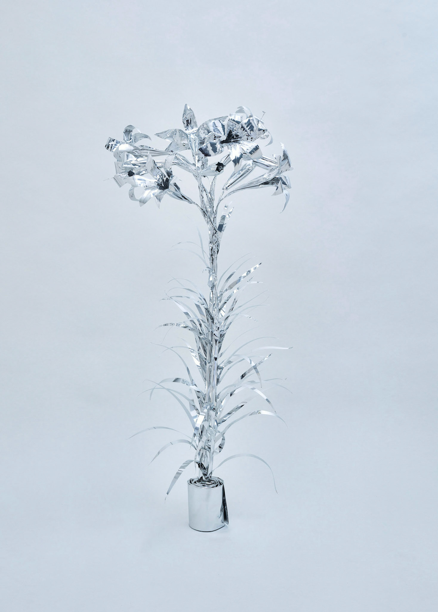 The Aluminum Garden -Structural Studies of Plants- Lilly Year: 2020 Size:130x50x60 /(h)x(w)x(d)cm Material: Aluminium foil 0.2mm (Mirror polished surface) Photo by Shinji Minegishi
