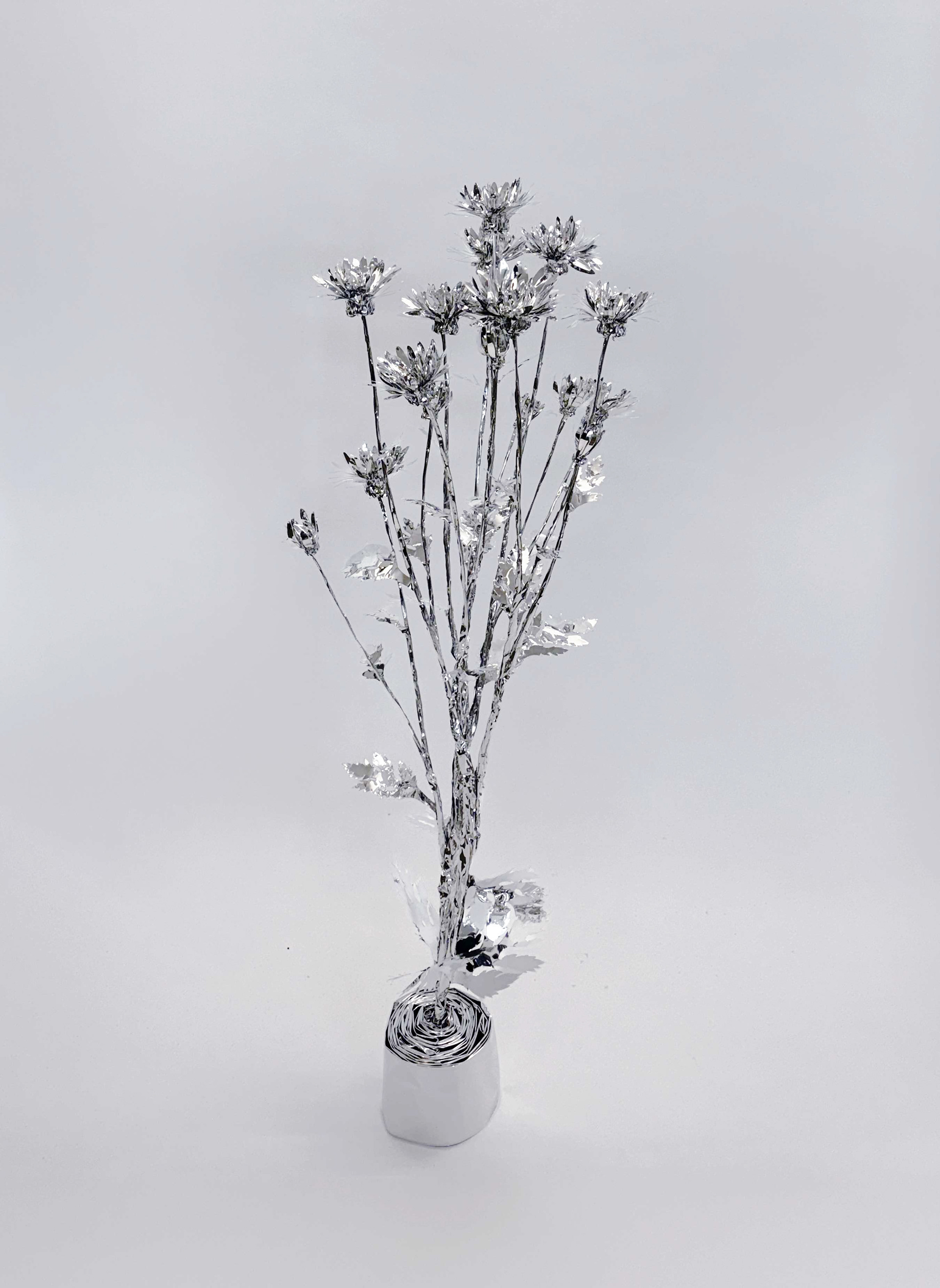 The Aluminum Garden -Structural Studies of Plants- Garden mum Year: 2026 Size: 110x40x40 (h)x(w)x(d)cm Material: Aluminium foil 0.2mm (Mirror polished surface)