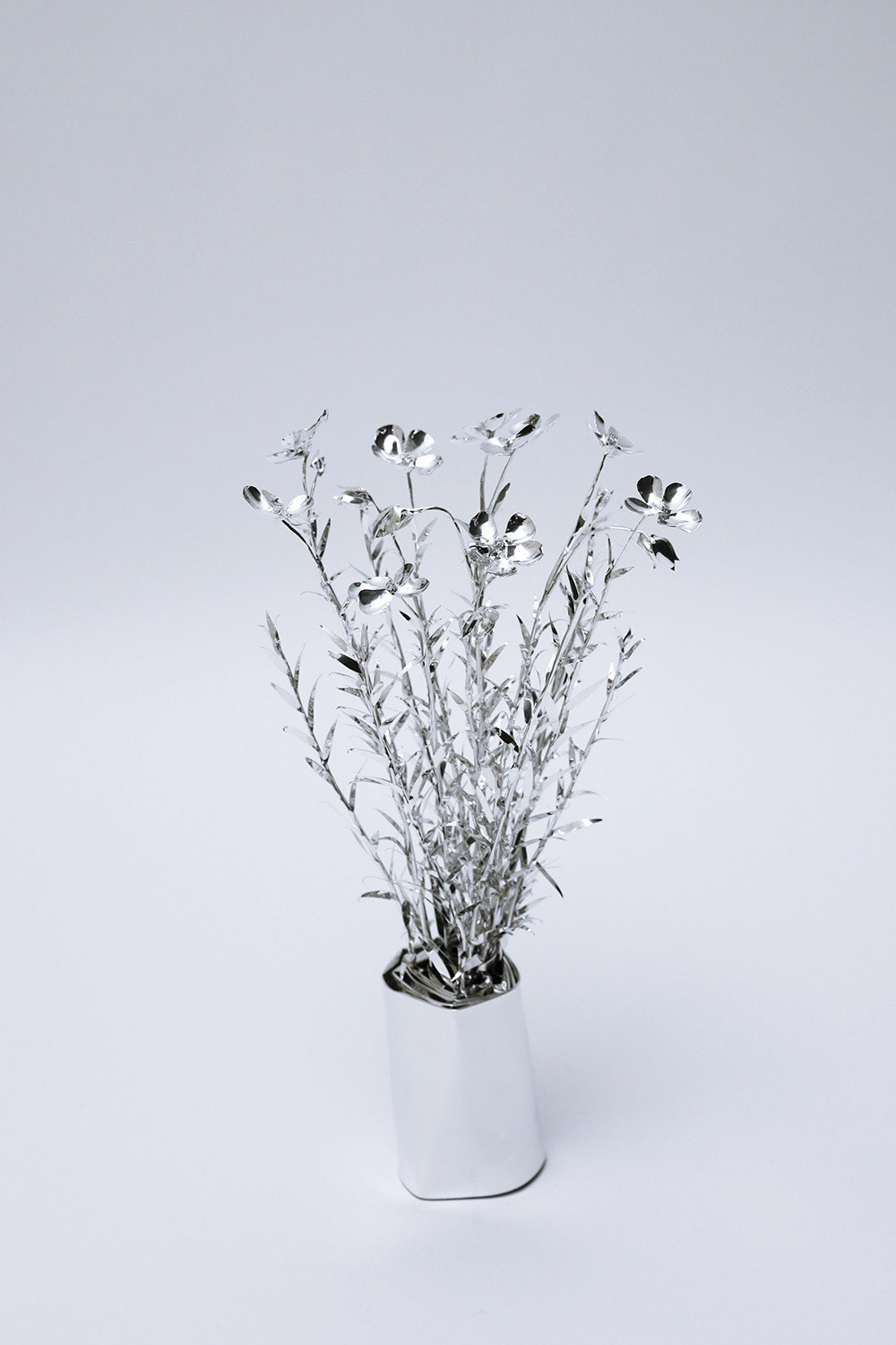 The Aluminum Garden -Structural Studies of Plants-Alpen Lein  Year: 2021 Size: 45x25x25/(h)x(w)x(d)cm Material: Aluminium foil 0.2mm (Mirror polished surface) 