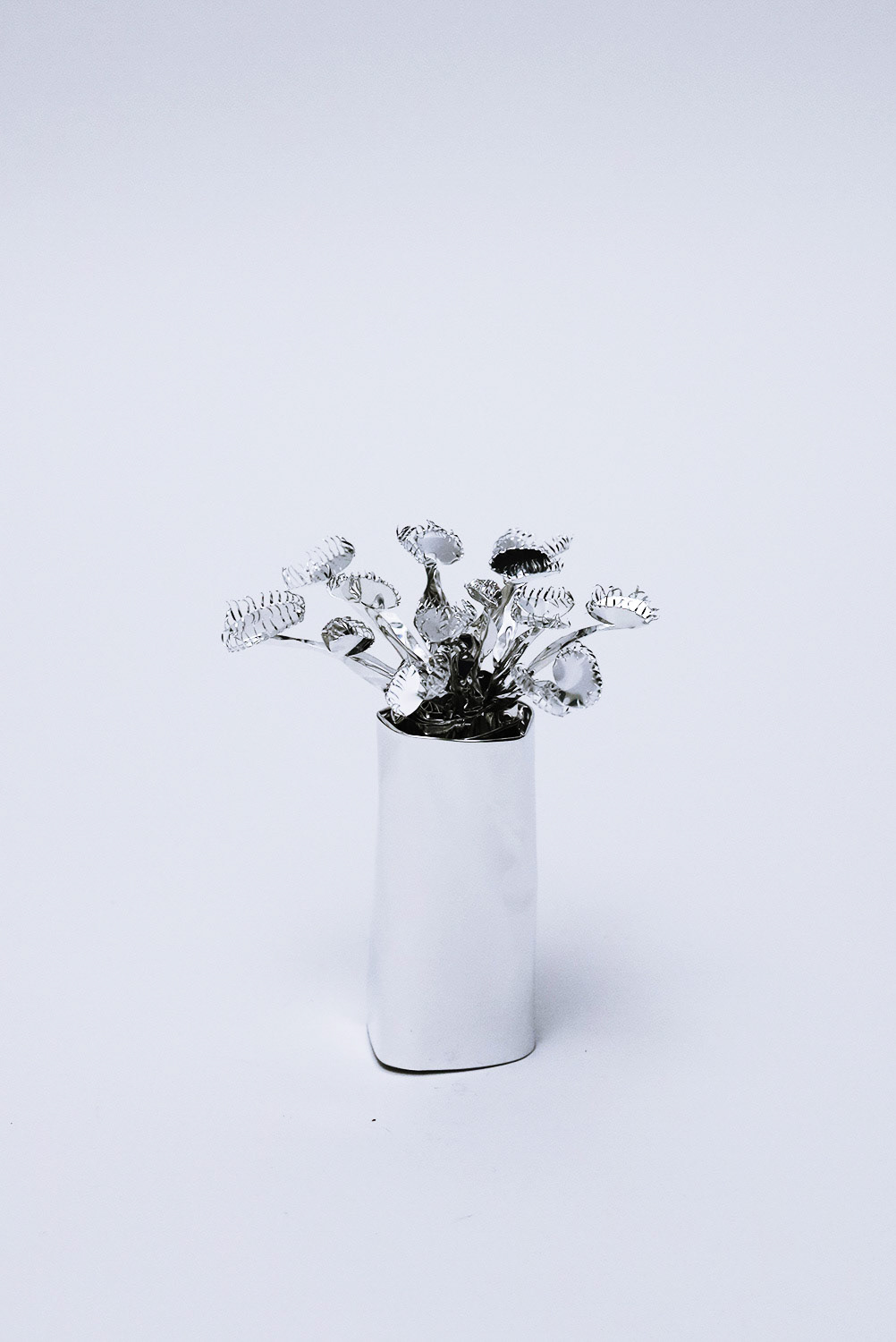 The Aluminum Garden -Structural Studies of Plants-Venus Fly Trap Year: 2021 Size: 20x16x16/(h)x(w)x(d)cm Material: Aluminium foil 0.2mm (Mirror polished surface) 
