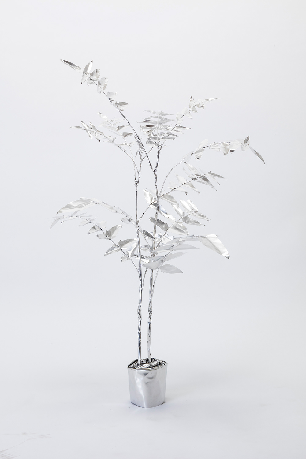 TITLE: The Aluminium Garden -Structural Studies of Plant- Agapanthus MATERIAL: Aluminium foil 0.2mm ◻️1200EUR(+TAX) Size: 120(h)x60x60cm