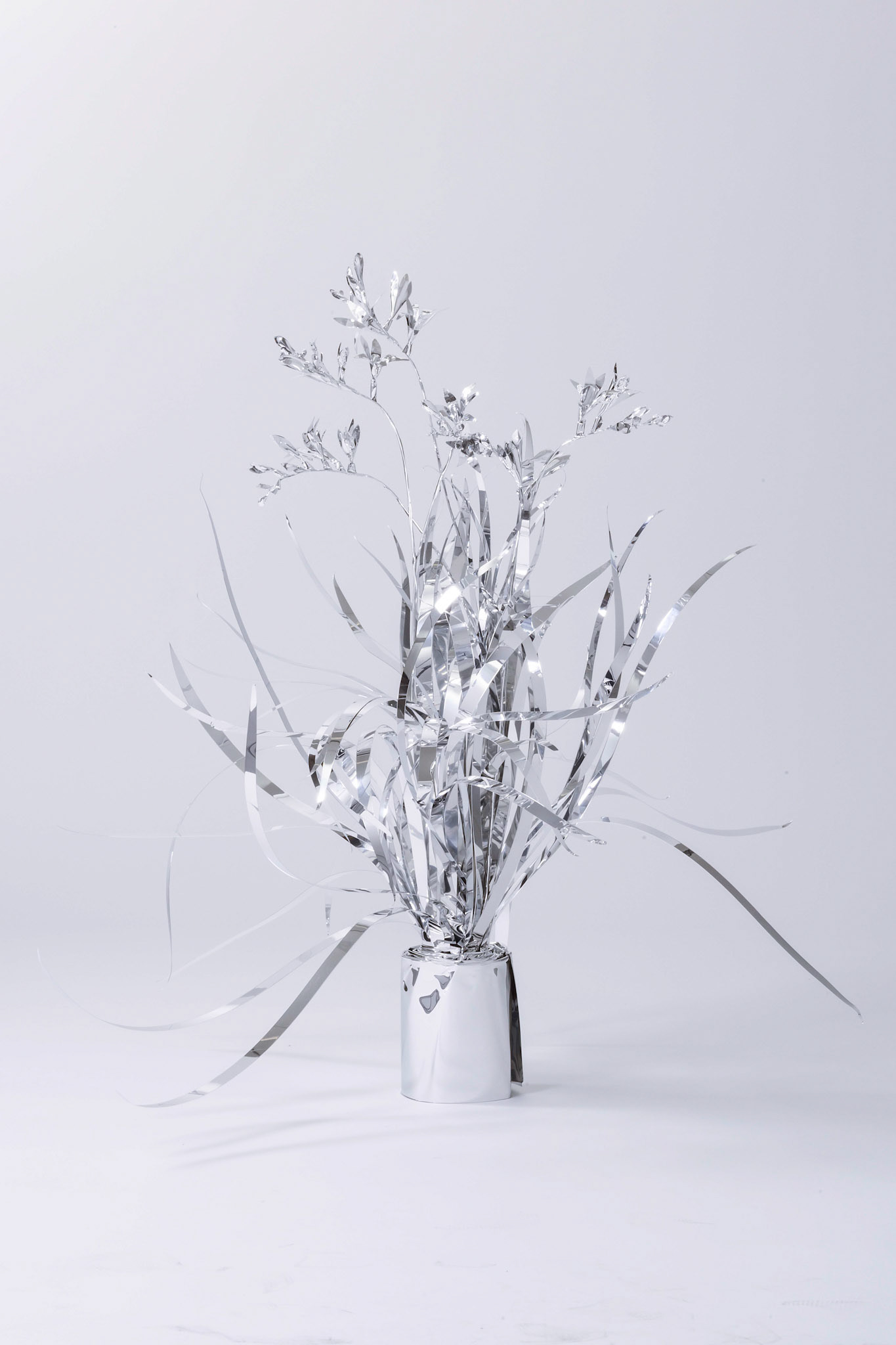 The Aluminum Garden -Structural Studies of Plants-Crocosmia  Year: 2022 Size:70x70x70(h)x(w)x(d)cm Material: Aluminium foil 0.2mm (Mirror polished surface) 
