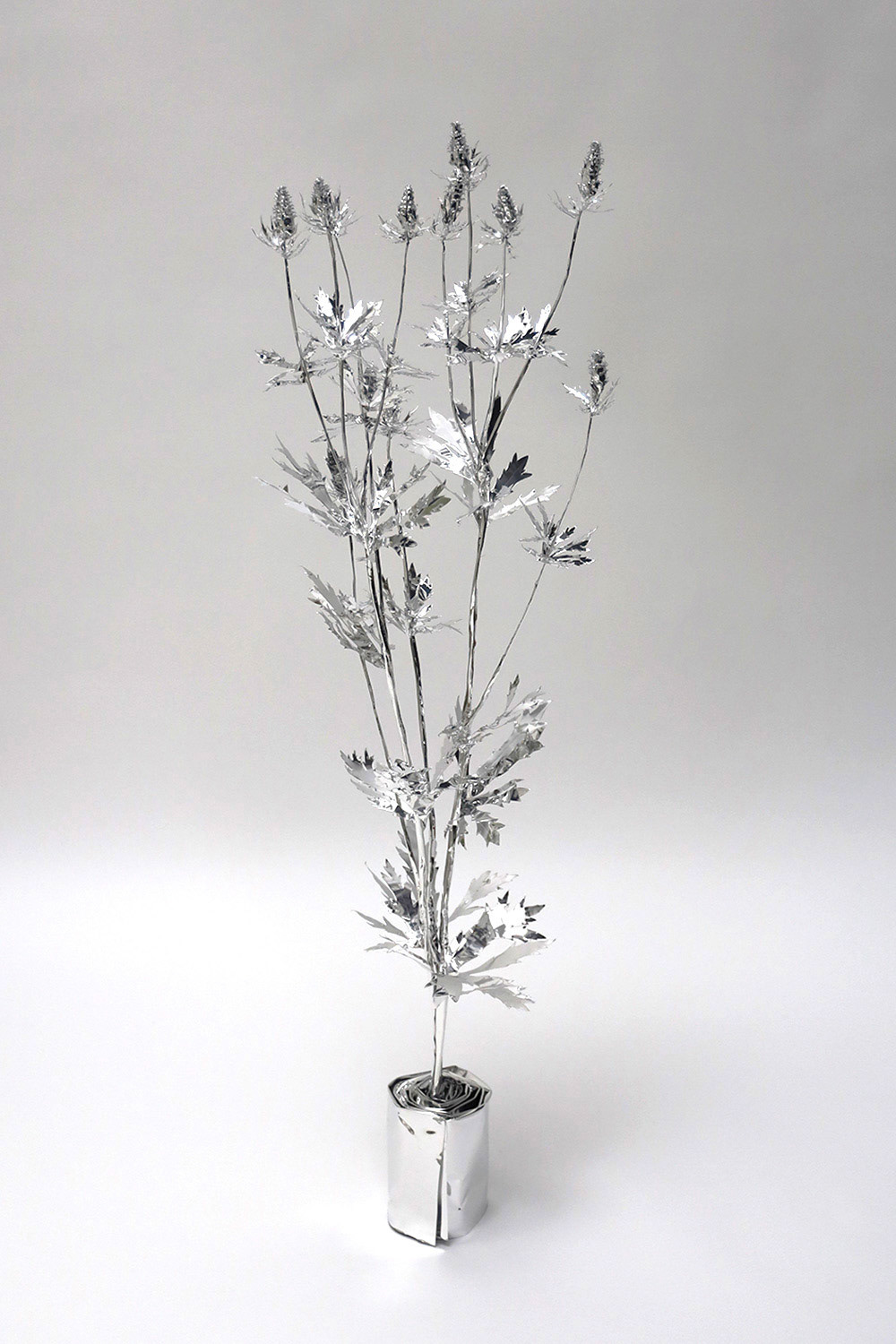 The Aluminum Garden -Structural Studies of Plants-Thistle Year: 2021 Size: 97x25x25/(h)x(w)x(d)cm Material: Aluminium foil 0.2mm (Mirror polished surface) ◻️Price:1800 EUR +TAX