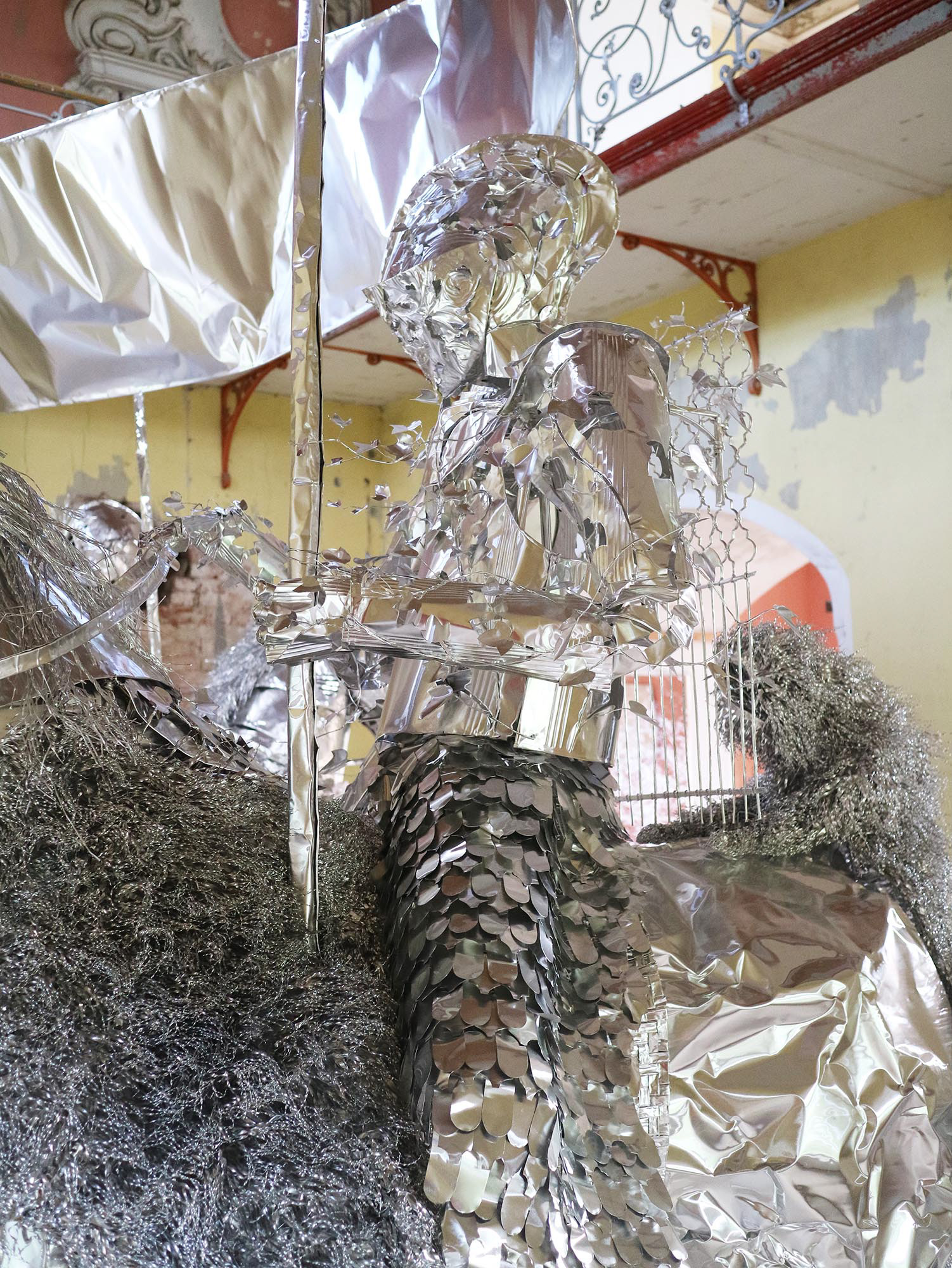 Anonymous relatives -watcher- Year : 2017 Material : Aluminum foil 0,2mm 0,02mm Size": 260 x 135 x 370(h) cm