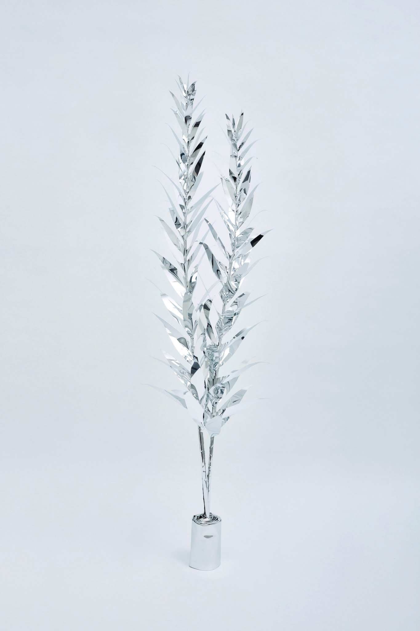 The Aluminum Garden -Structural Studies of Plants- Canadian Goldenrod /small   Year: 2020 Size: 135-153x30x30/(h)x(w)x(d)cm Material: Aluminium foil 0.2mm (Mirror polished surface) Photo by Shinji Minegishi