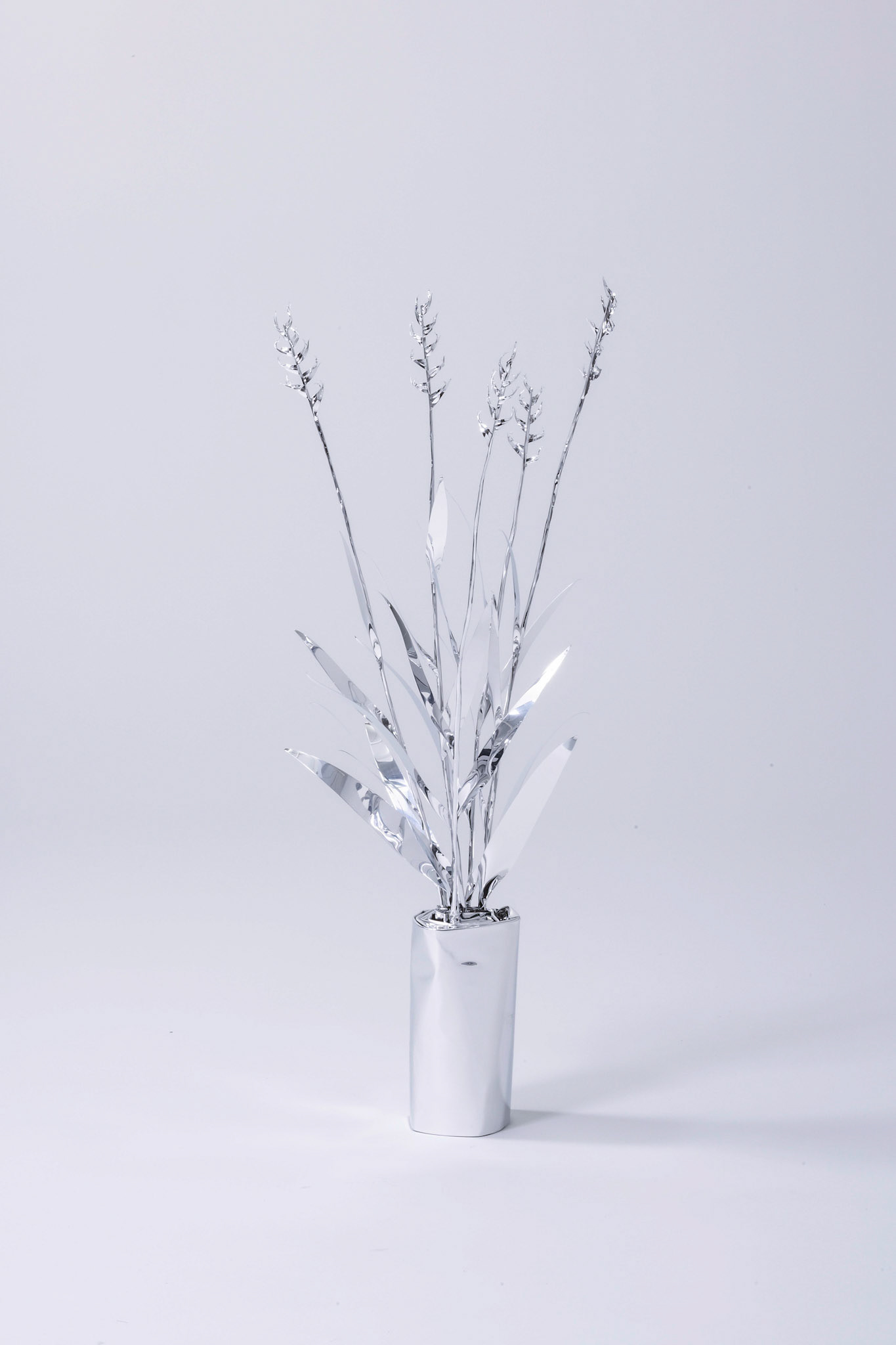 The Aluminum Garden -Structural Studies of Plants- Zoysia Year: 2022 Size:50x20x20 (h)x(w)x(d)cm Material: Aluminium foil 0.2mm (Mirror polished surface) 