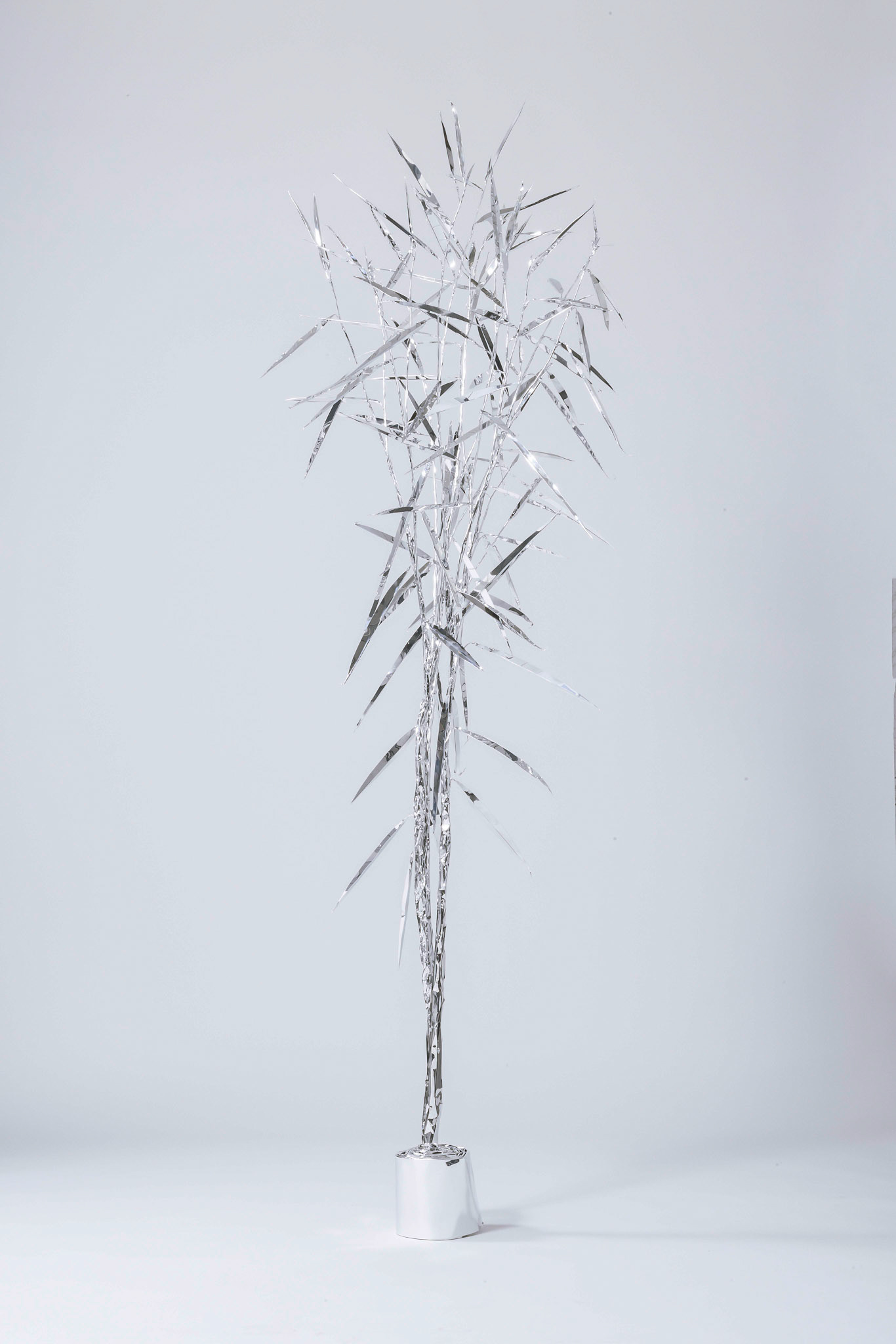 The Aluminum Garden -Structural Studies of Plants- Ficus irregularis Year: 2022 Size:170x60x60(h)x(w)x(d)cm Material: Aluminium foil 0.2mm (Mirror polished surface)