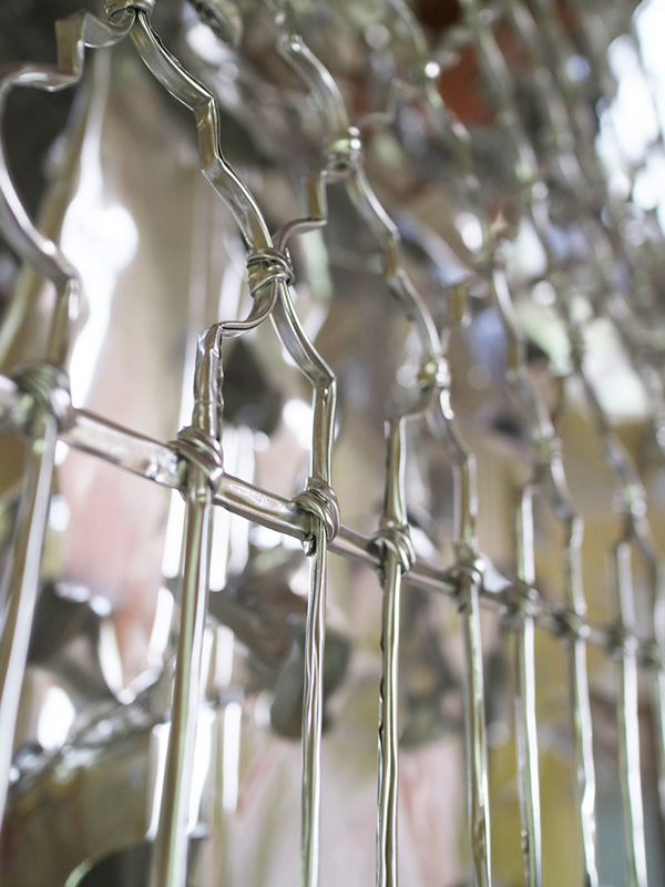 Detail  Anonymous relatives -watcher- Year : 2017 Material : Aluminum foil 0,2mm 0,02mm  Size": 260 x 135 x 370(h) cm