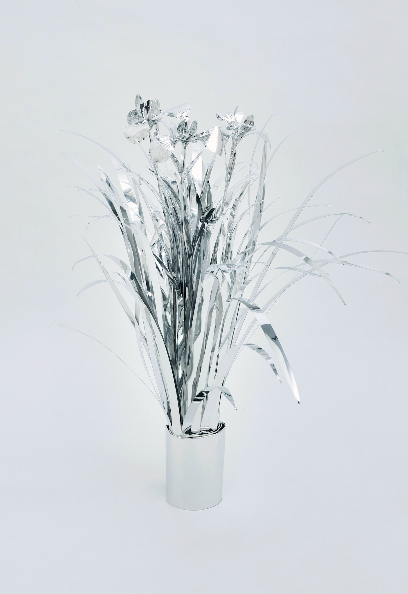 The Aluminum Garden -Structural Studies of Plants- Iris Year: 2020 Size: 70x50x50/(h)x(w)x(d)cm Material: Aluminium foil 0.2mm (Mirror polished surface) Photo by Shinji Minegishi