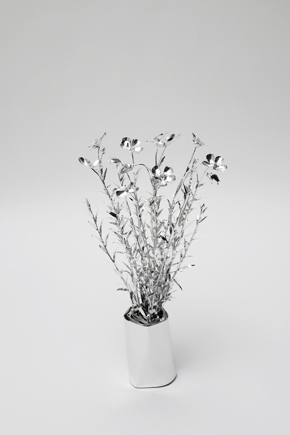 The Aluminum Garden -Structural Studies of Plants-Alpen lein Year: 2021 Size: 45x25x25/(h)x(w)x(d)cm Material: Aluminium foil 0.2mm (Mirror polished surface) ◻️Price: 960 EUR +TAX