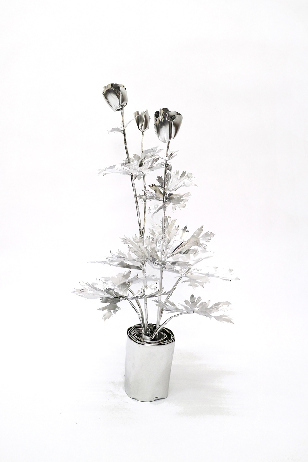 TITLE: The Aluminium Garden -Structural Studies of Plant- Trollius Europaeus MATERIAL: Aluminium foil 0.2mm, SIZE: 72(h)x45x45cm ◻️1000EUR(+TAX)