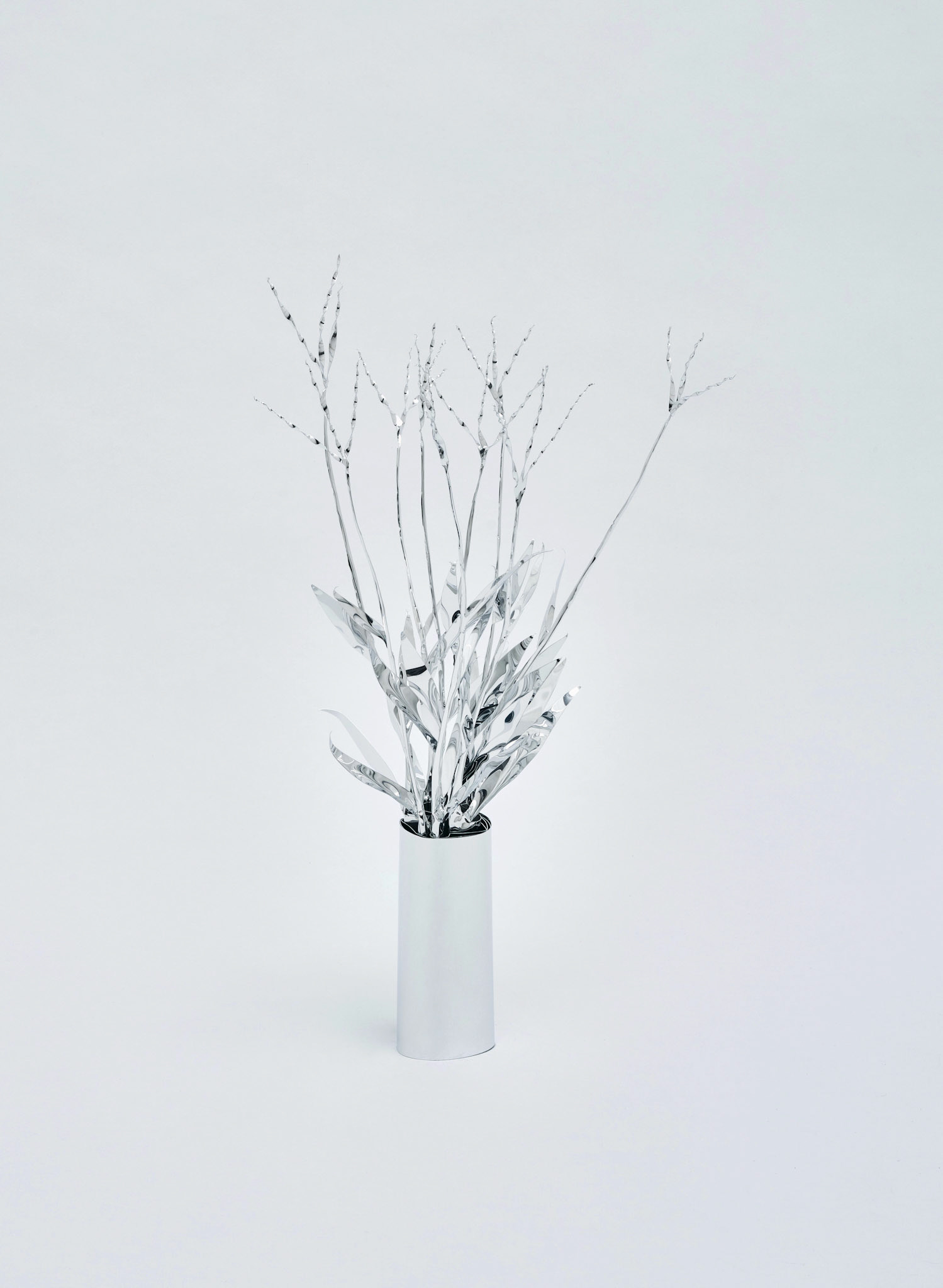 The Aluminum Garden -Structural Studies of Plants- Crabgrass Year: 2020 Size: 45x25x25/(h)x(w)x(d)cm Material: Aluminium foil 0.2mm (Mirror polished surface) Photo by Shinji Minegishi
