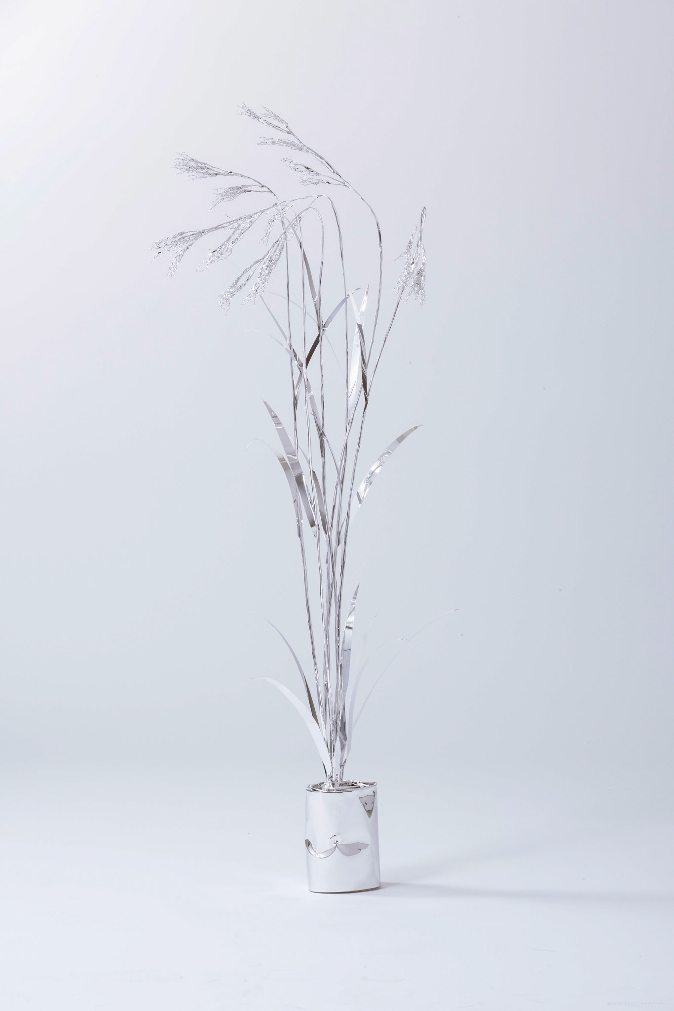 The Aluminum Garden -Structural Studies of Plants-Bromus remotiflorus  Year: 2022 Size: 100x40x40(h)x(w)x(d)cm Material: Aluminium foil 0.2mm (Mirror polished surface) 
